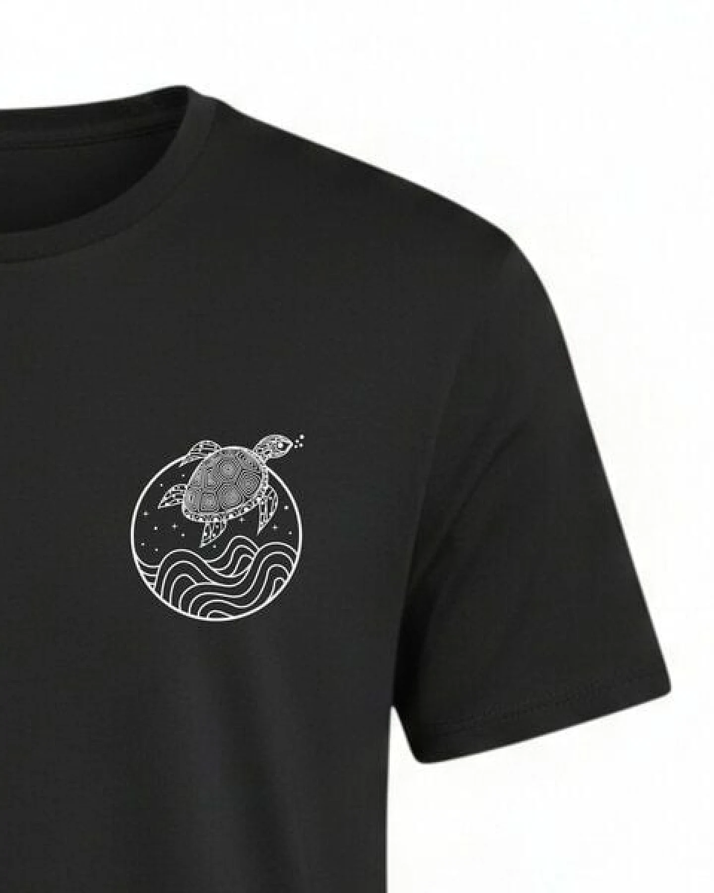vis wear Schildkröte zwischen Ozean und Wellen – Unisex Recyceltes Tee – Ansicht 3