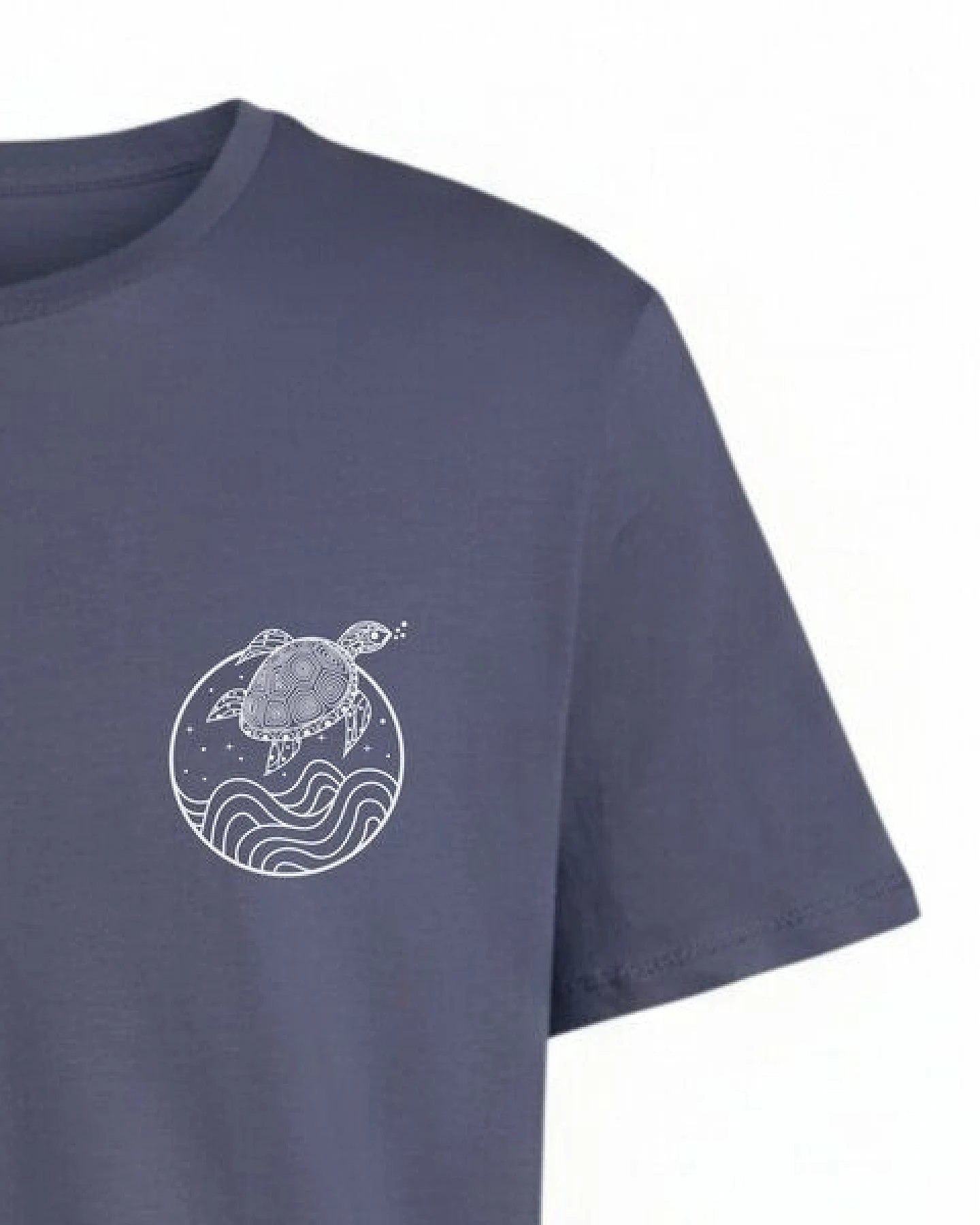 vis wear Schildkröte zwischen Ozean und Wellen – Unisex Recyceltes Tee – Ansicht 3