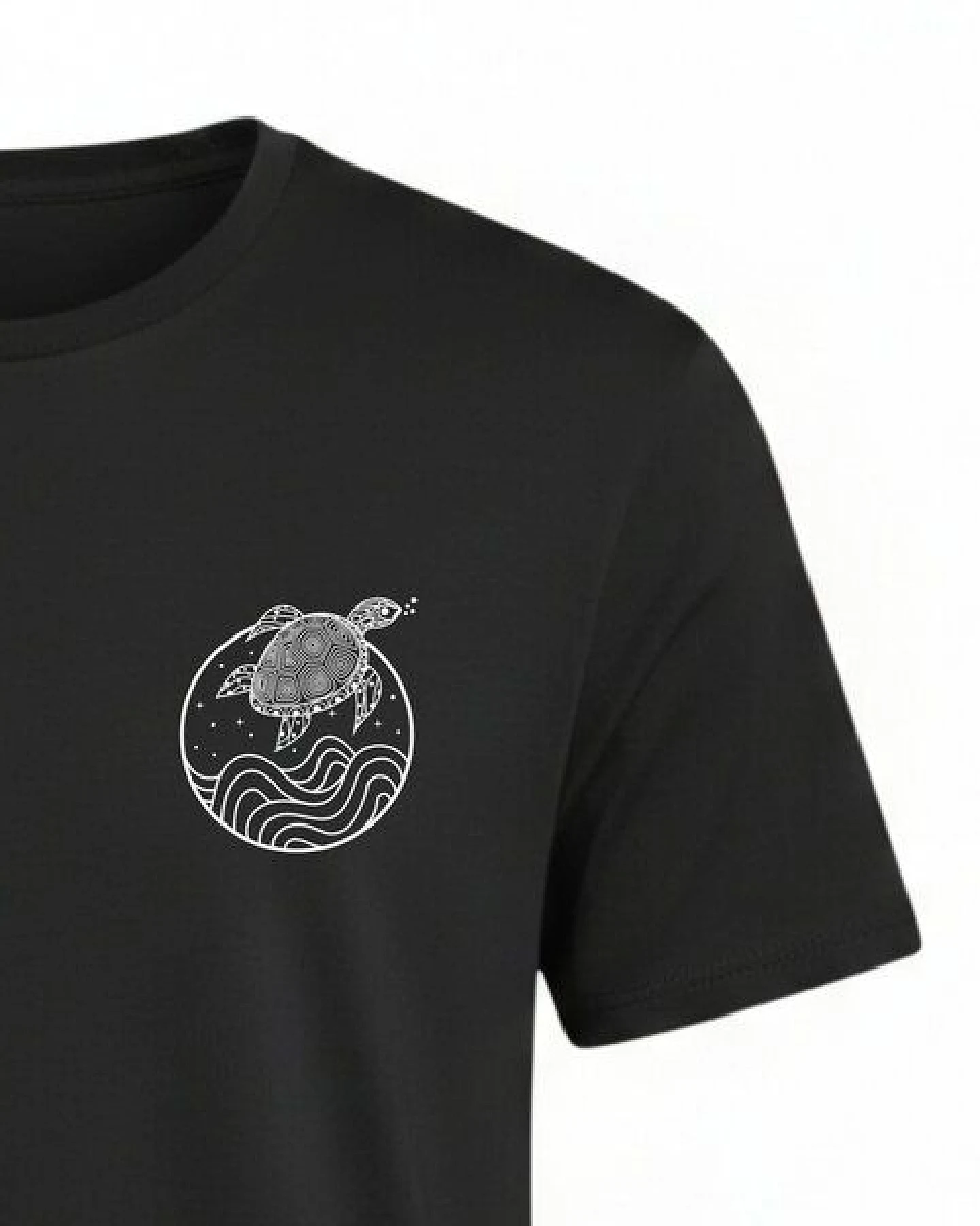 vis wear Schildkröte zwischen Ozean und Wellen – Unisex Recyceltes Tee – Ansicht 3