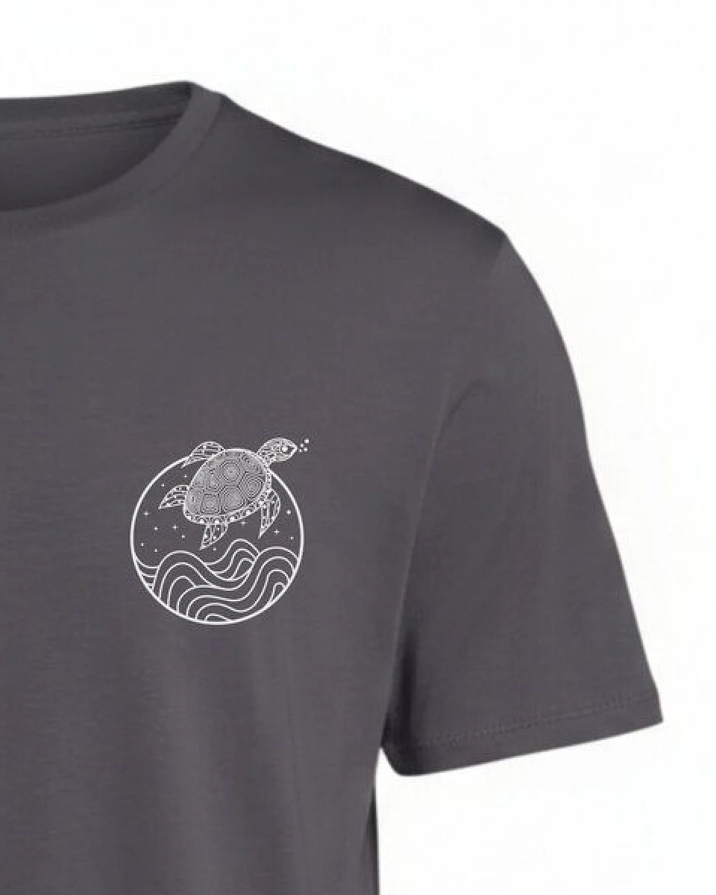 vis wear Schildkröte zwischen Ozean und Wellen – Unisex Recyceltes Tee – Ansicht 3