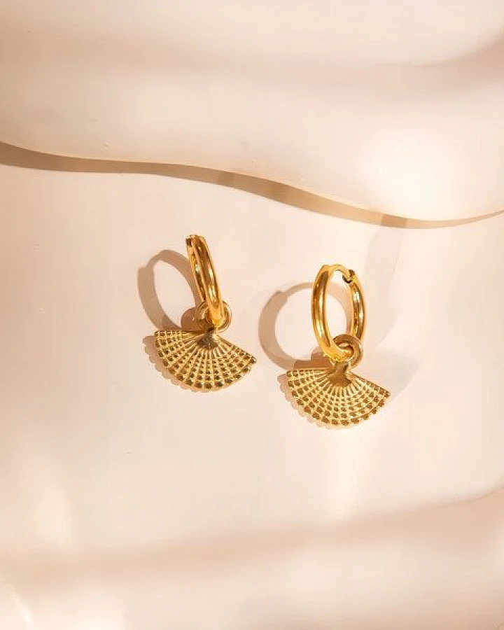 ELEKTROPULLI Schlichte, kleine 14mm Creolen mit BOHO CHARM Anhänger
