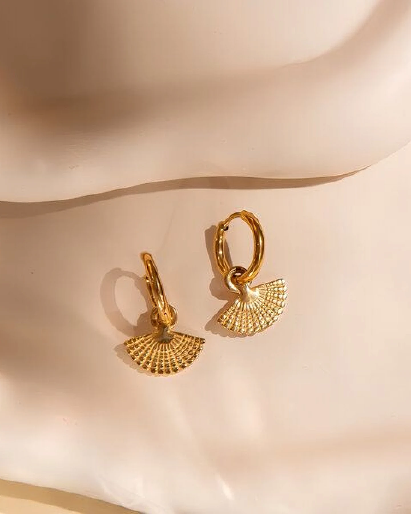 ELEKTROPULLI Schlichte, kleine 14mm Creolen mit BOHO CHARM Anhänger – Ansicht 2