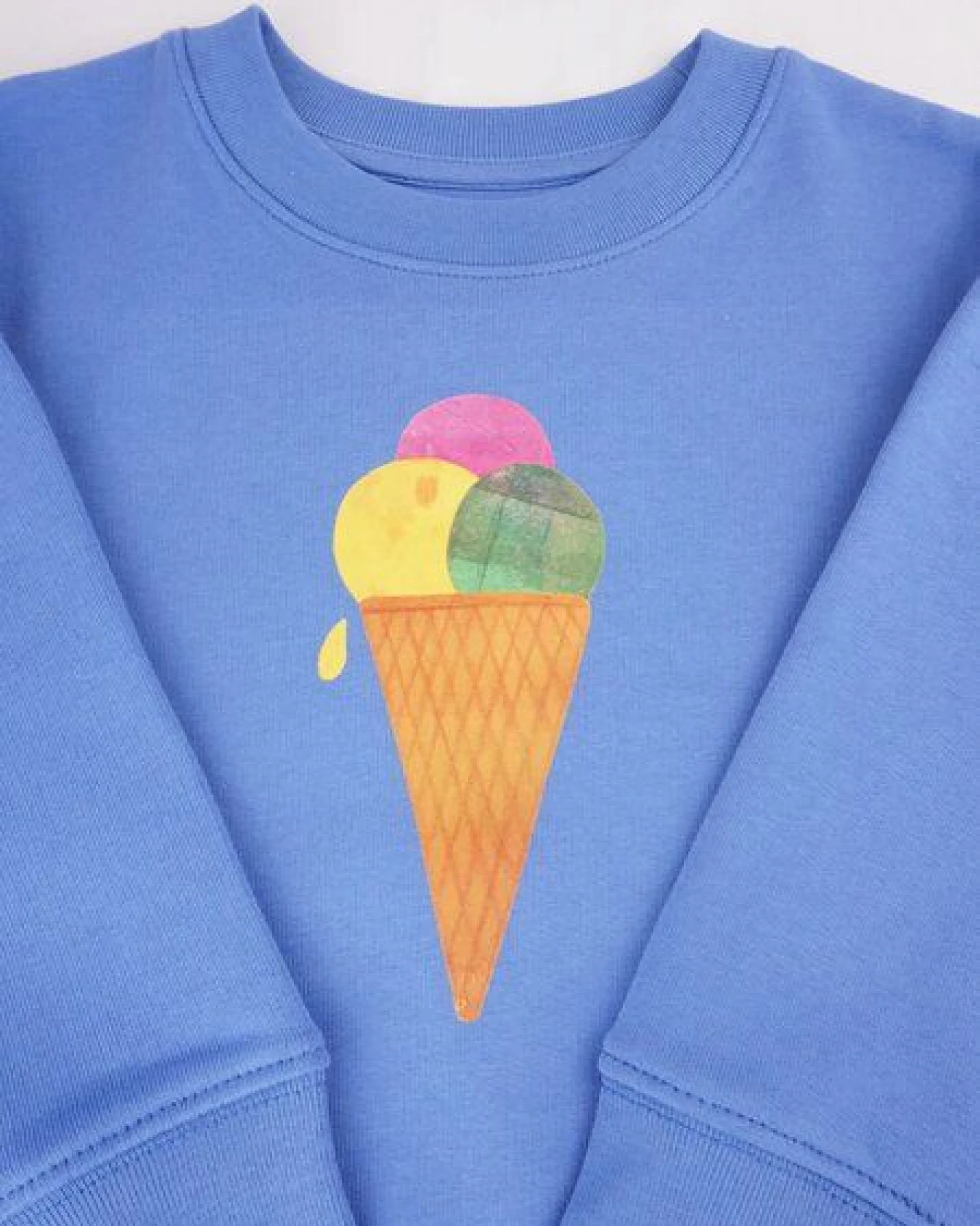 MELAdi Kinder Sweater aus Biobaumwolle - Eiscreme auf Aqua Blue – Ansicht 4