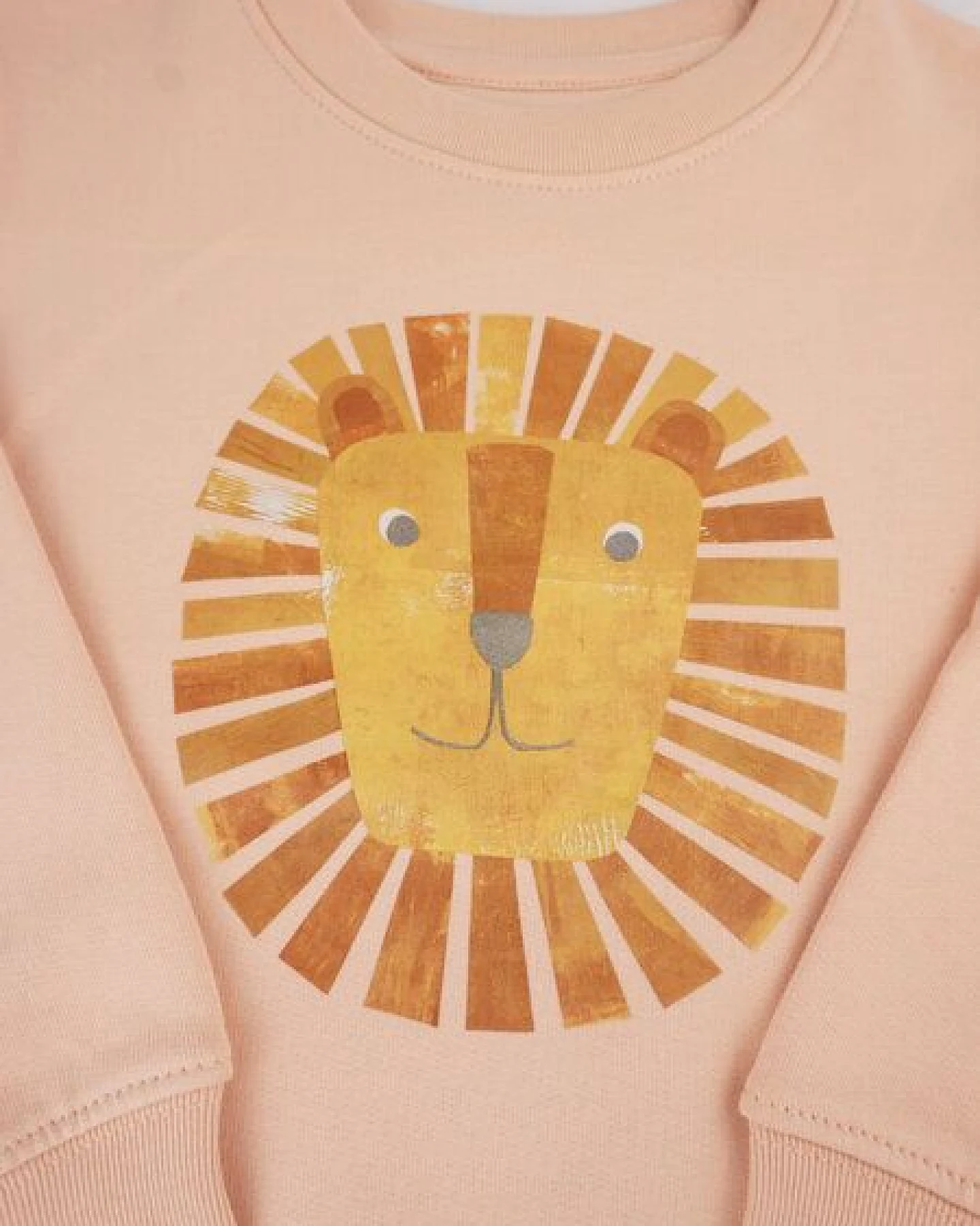 Meladi Kinder Sweater aus Biobaumwolle - Löwe auf Creme Latte – Ansicht 4