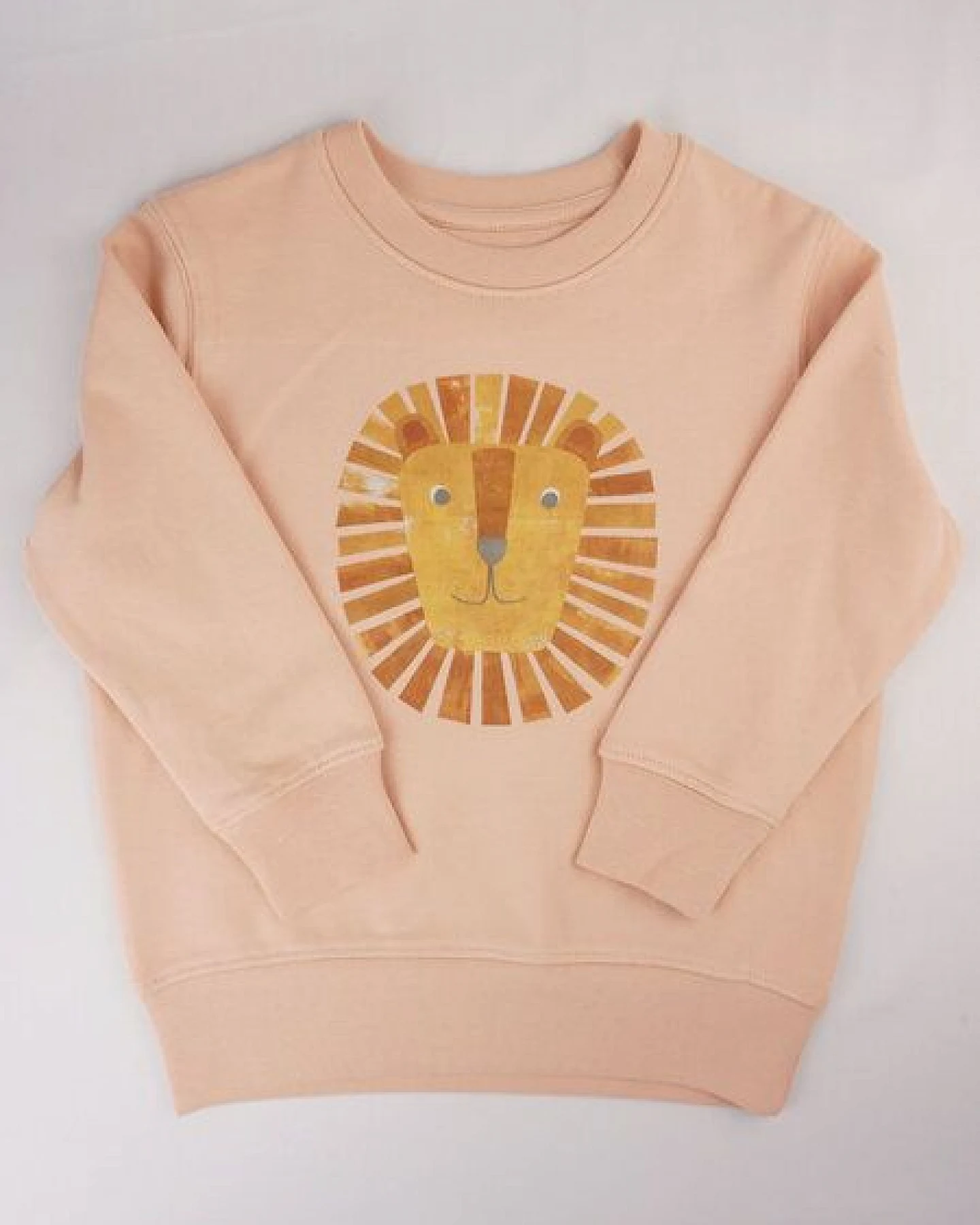 Meladi Kinder Sweater aus Biobaumwolle - Löwe auf Creme Latte – Ansicht 2