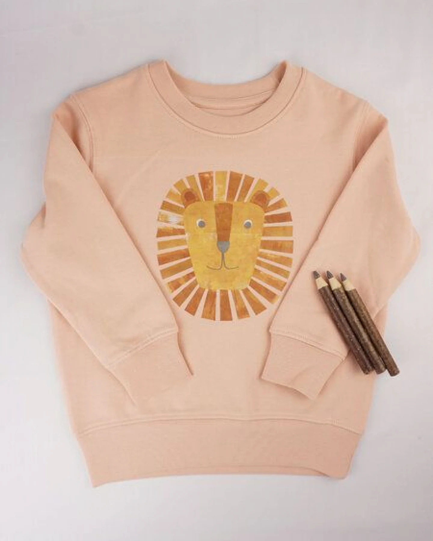 Meladi Kinder Sweater aus Biobaumwolle - Löwe auf Creme Latte – Ansicht 3