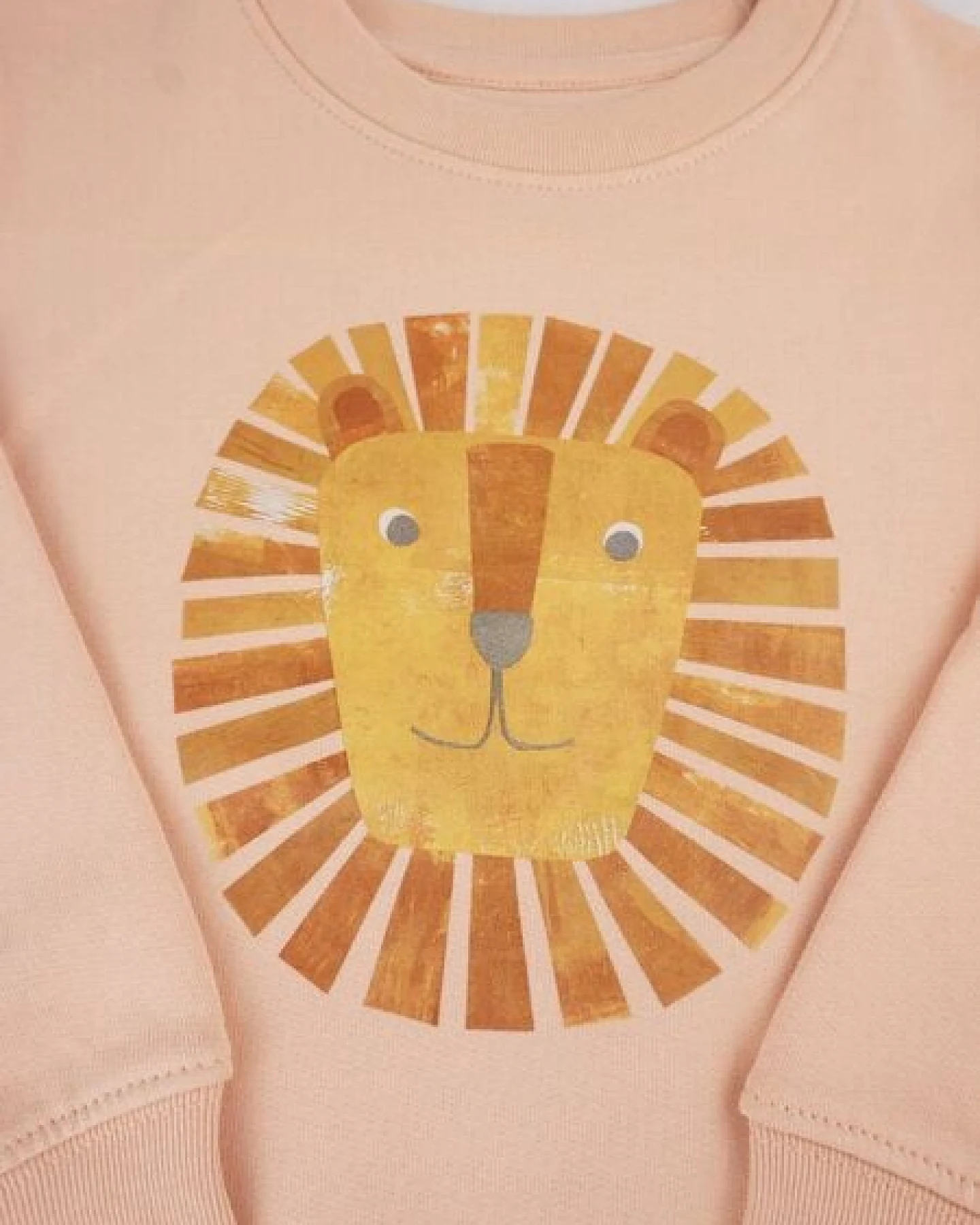 Meladi Kinder Sweater aus Biobaumwolle - Löwe auf Creme Latte – Ansicht 4