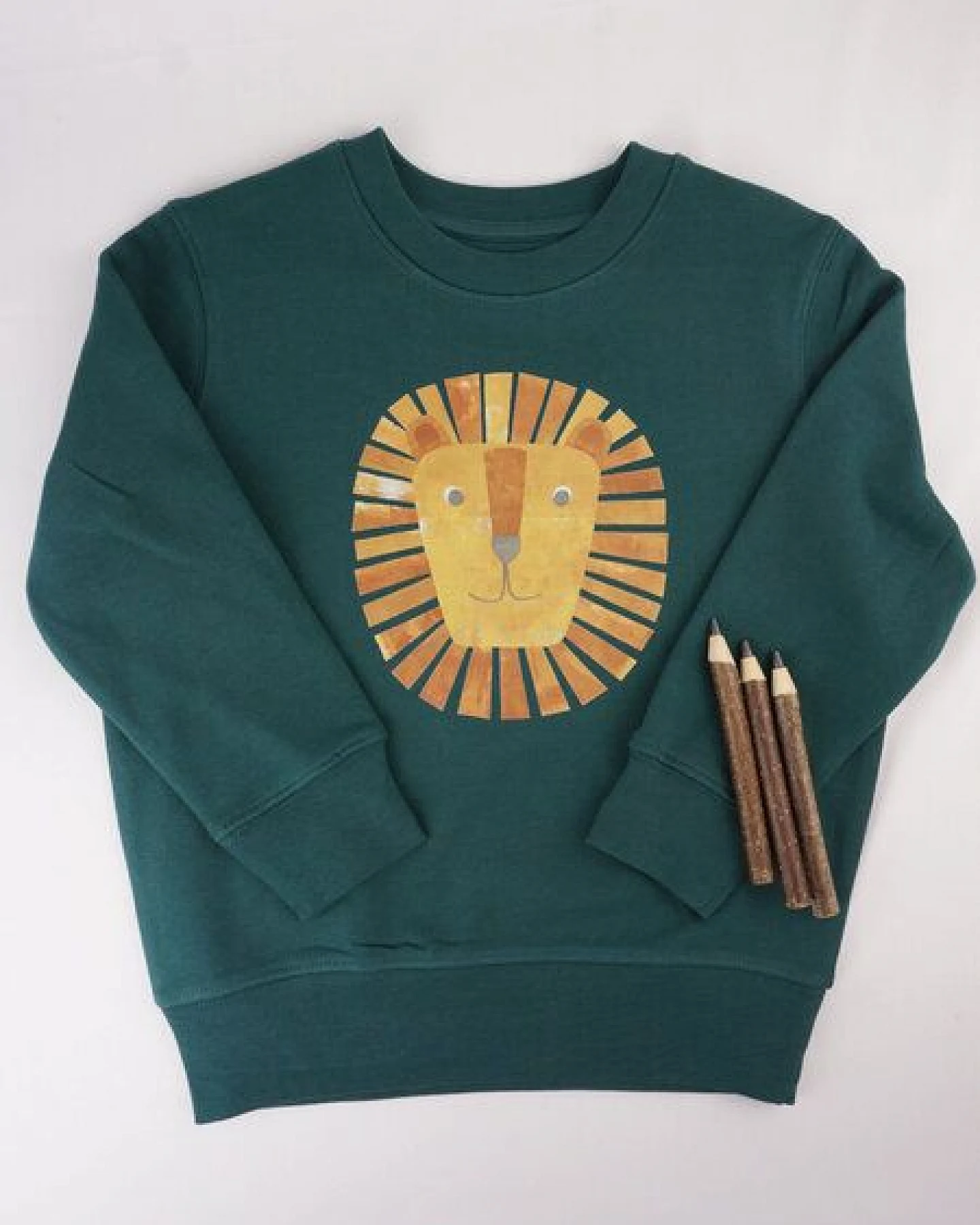 Meladi Kinder Sweater aus Biobaumwolle - Löwe auf Forrest Green – Ansicht 2