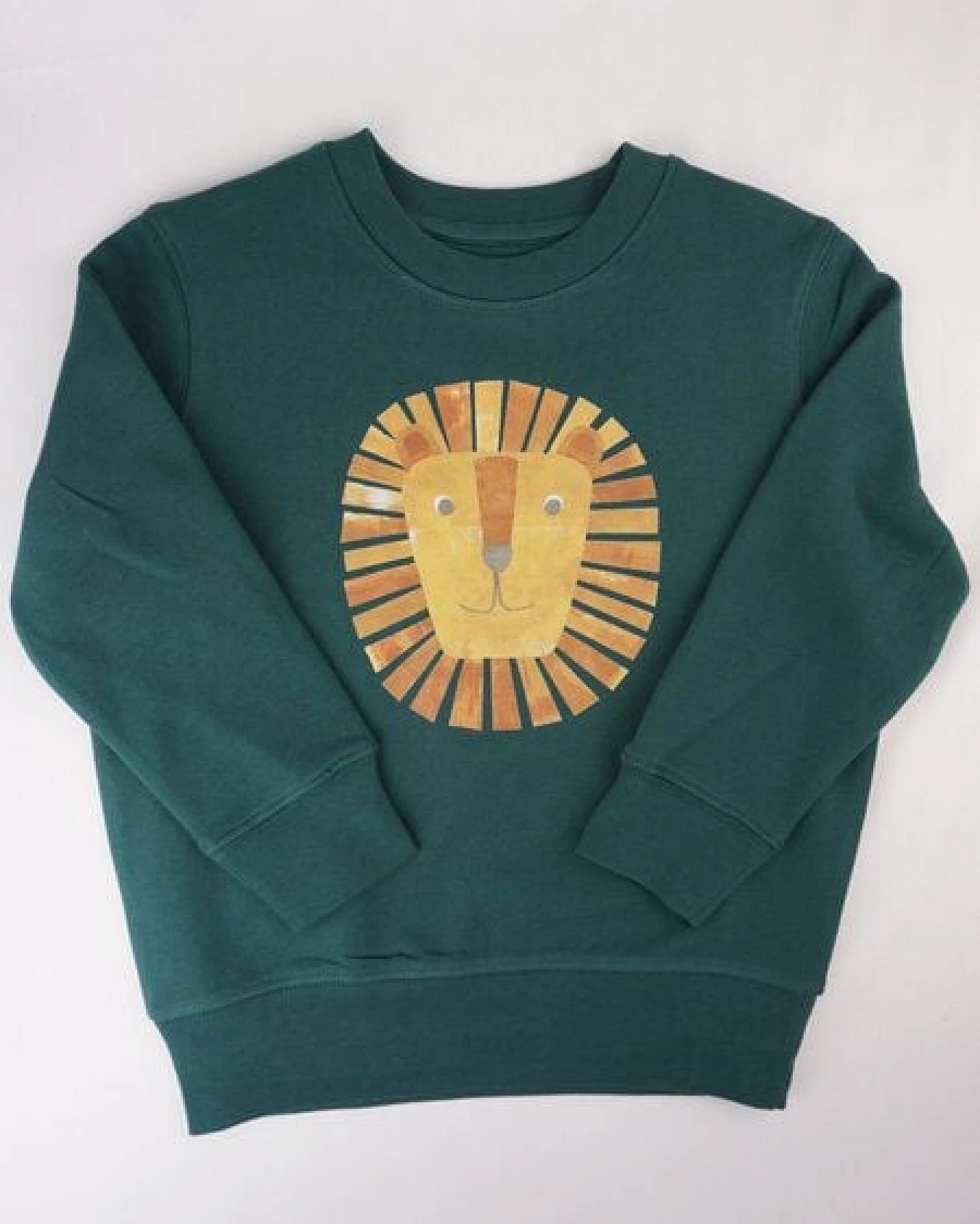 Meladi Kinder Sweater aus Biobaumwolle - Löwe auf Forrest Green – Ansicht 4
