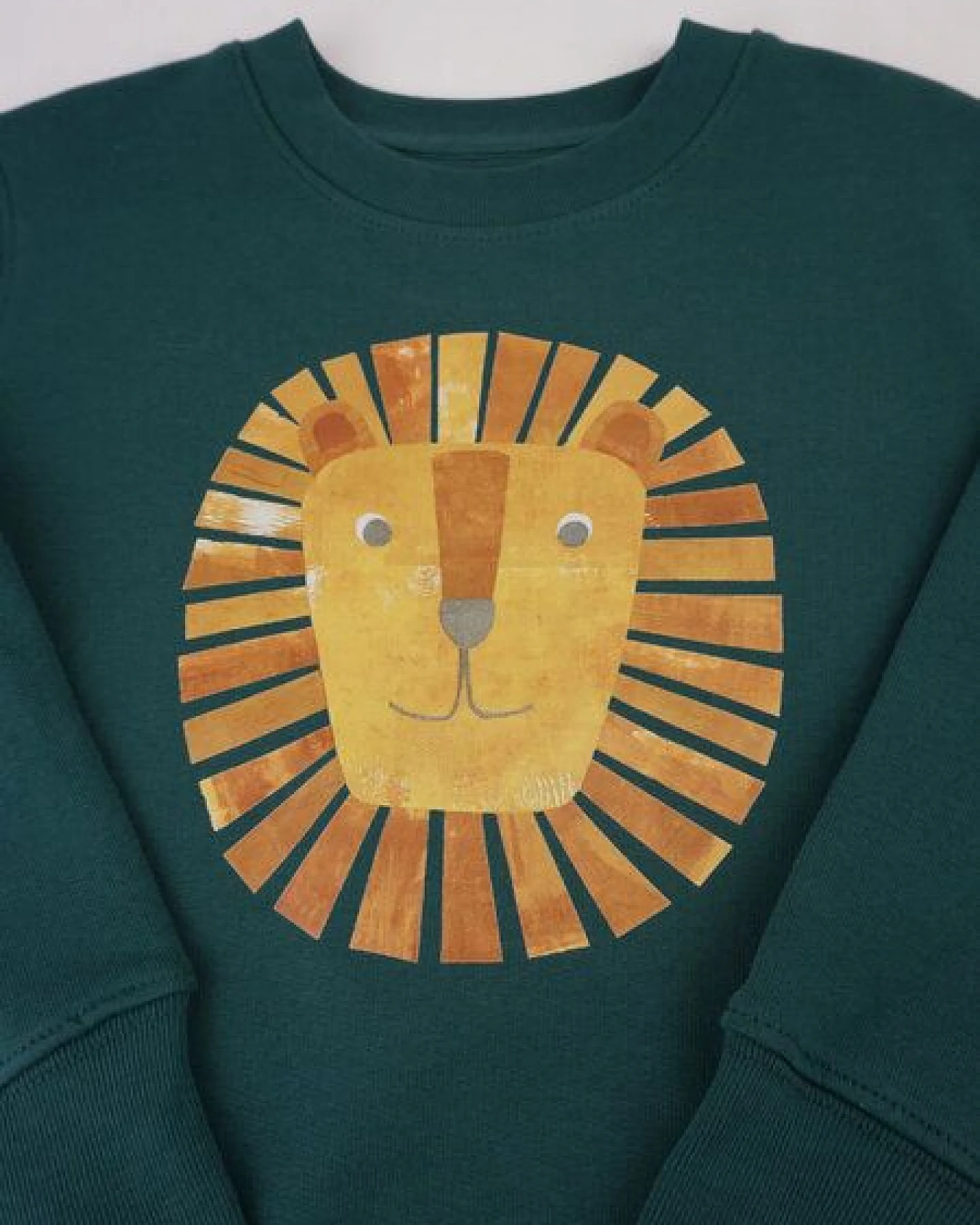 Meladi Kinder Sweater aus Biobaumwolle - Löwe auf Forrest Green – Ansicht 3