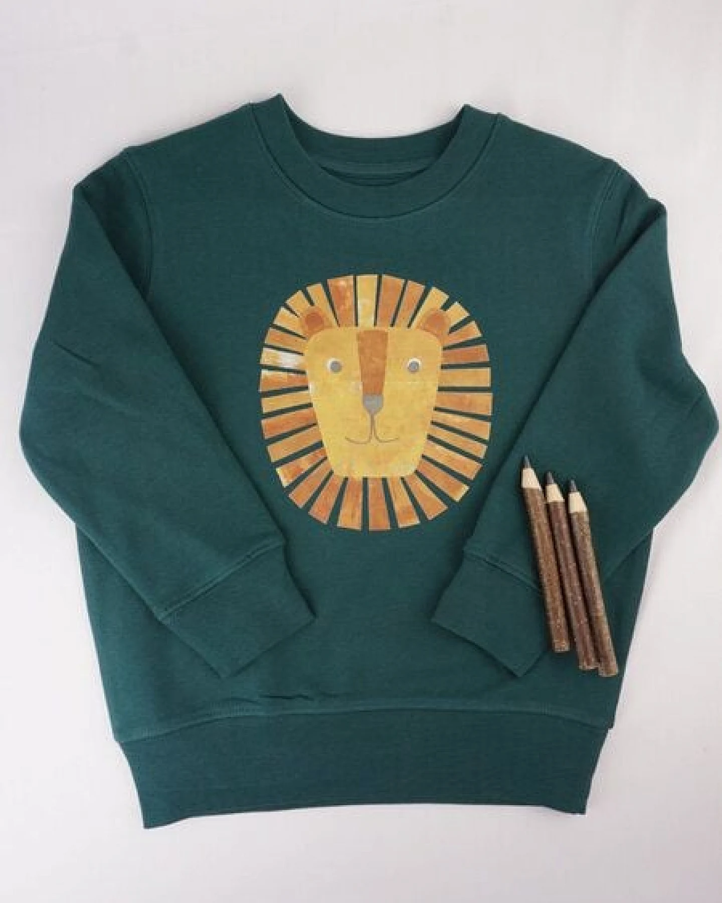 Meladi Kinder Sweater aus Biobaumwolle - Löwe auf Forrest Green – Ansicht 2