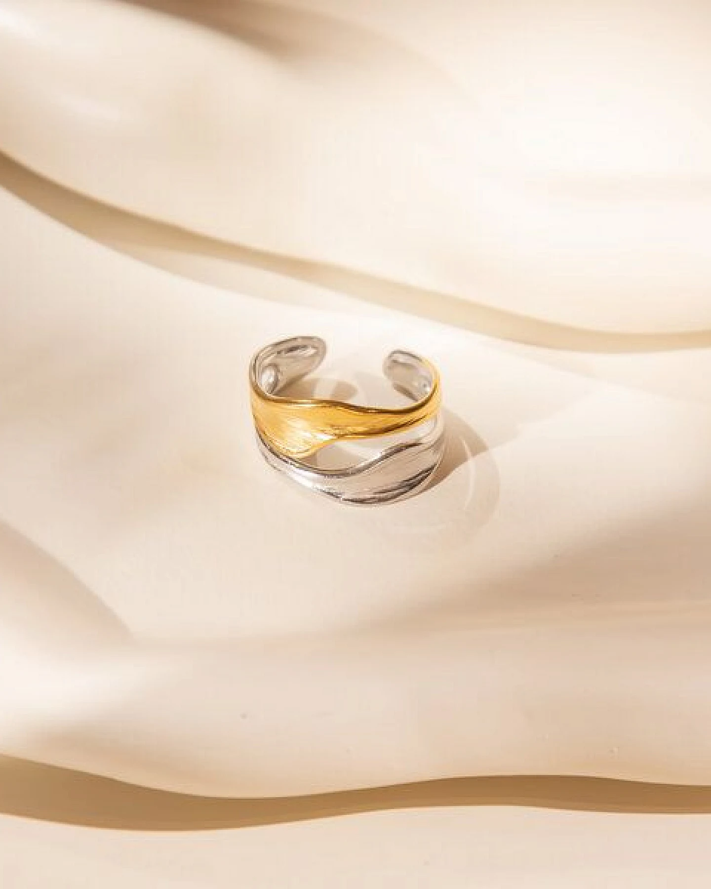 ELEKTROPULLI Größenverstellbarer Gold Silber FLOW Ring – Ansicht 2