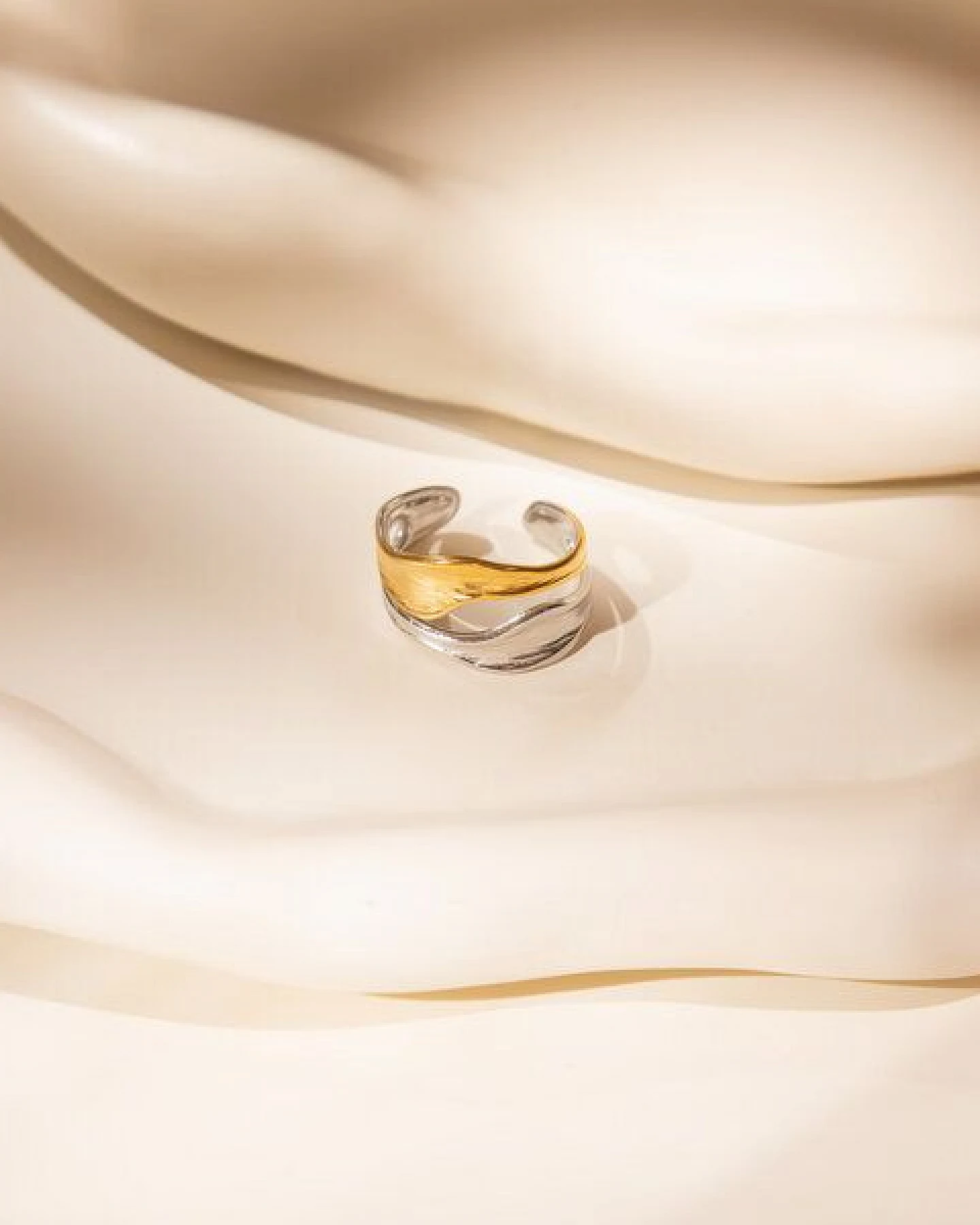 ELEKTROPULLI Größenverstellbarer Gold Silber FLOW Ring – Ansicht 3