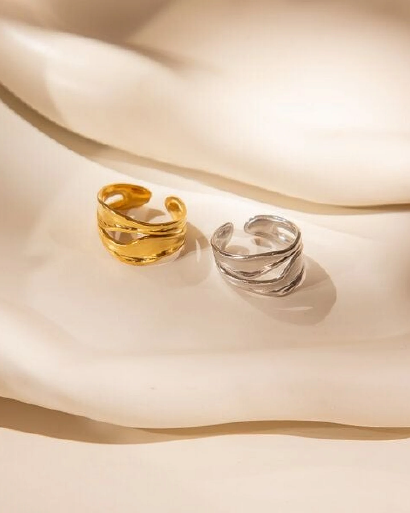 ELEKTROPULLI Größenverstellbarer Gold Silber FLOW Ring – Ansicht 3