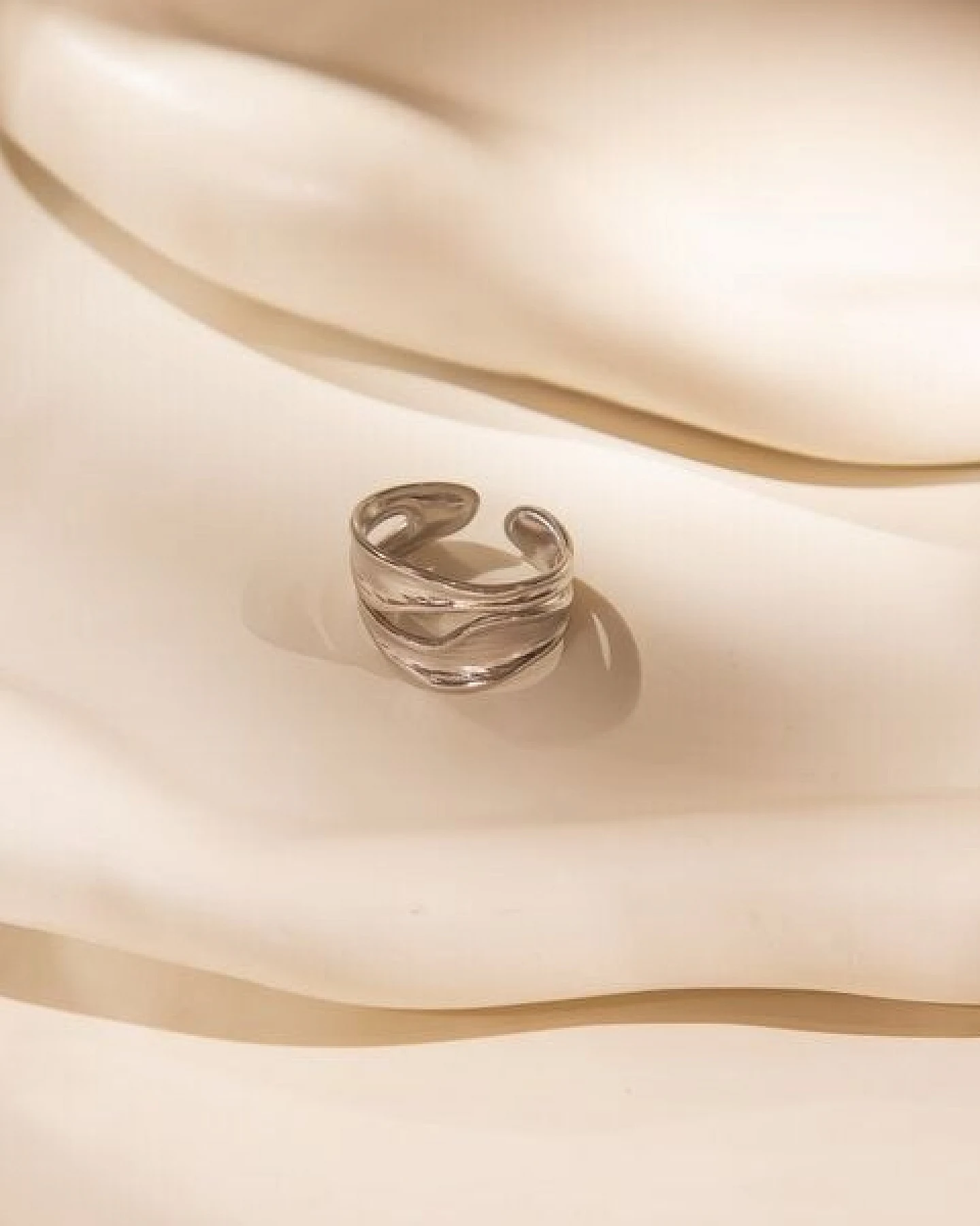 ELEKTROPULLI Größenverstellbarer Gold Silber FLOW Ring – Ansicht 4