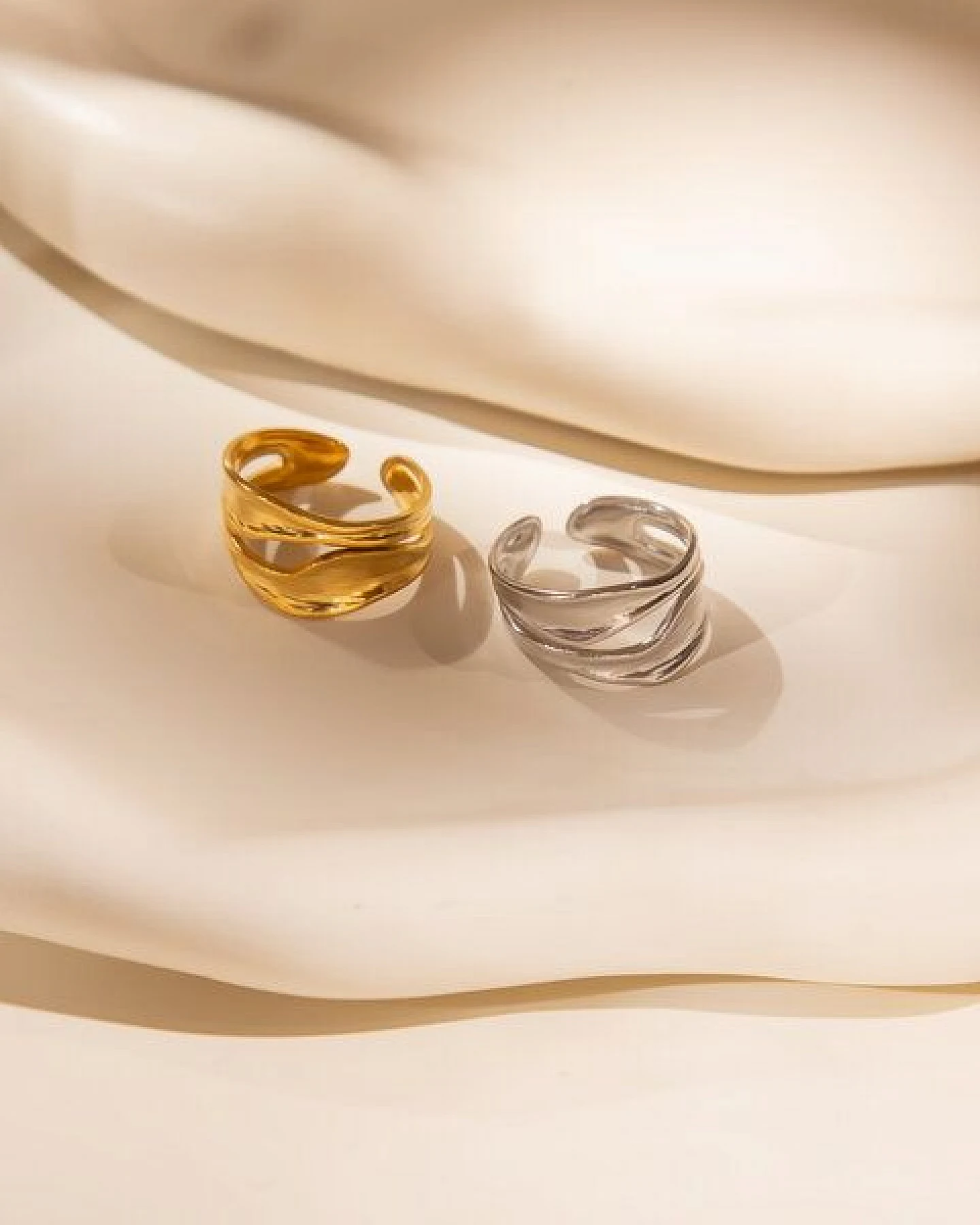 ELEKTROPULLI Größenverstellbarer Gold Silber FLOW Ring – Ansicht 3