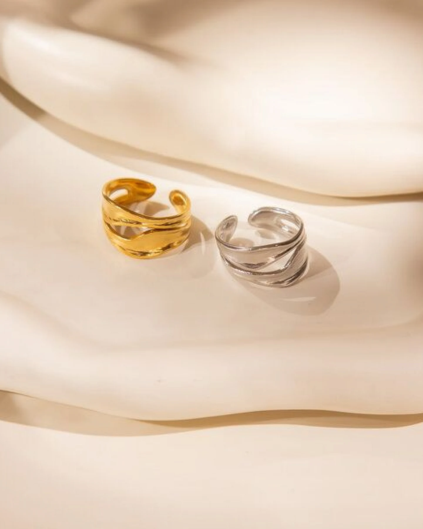 ELEKTROPULLI Größenverstellbarer Gold Silber FLOW Ring – Ansicht 4