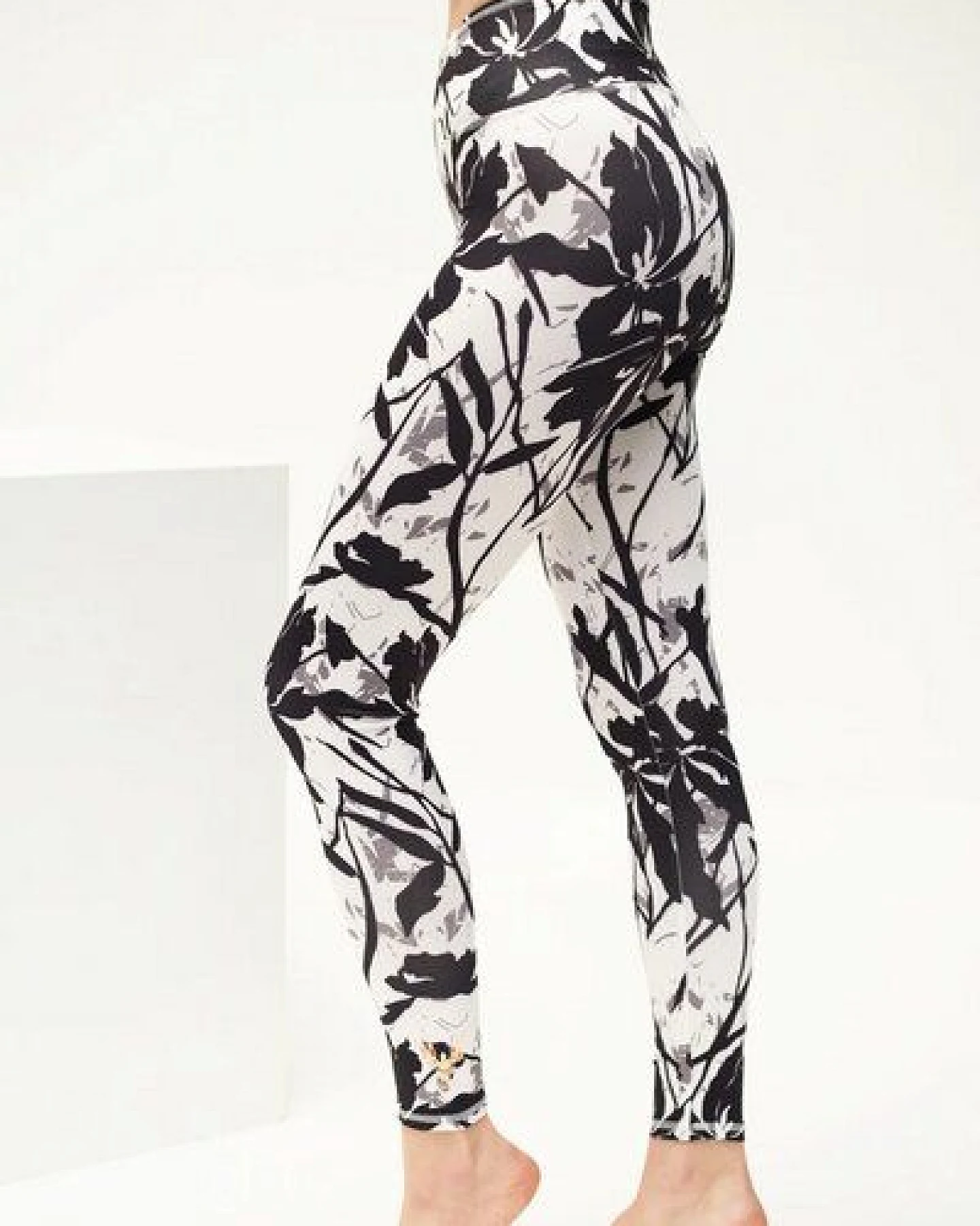 Kismet Yogastyle Ganga Leggings - 7/8 - flower black white – Ansicht 3