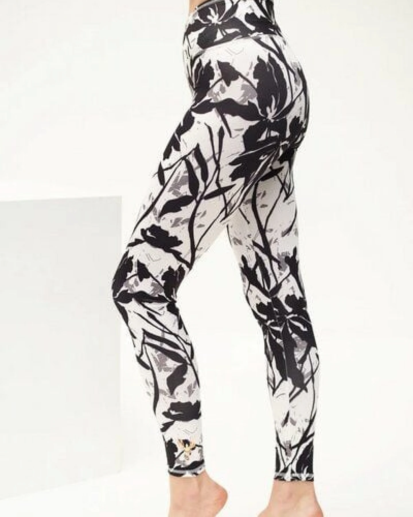 Kismet Yogastyle Ganga Leggings - 7/8 - flower black white – Ansicht 4