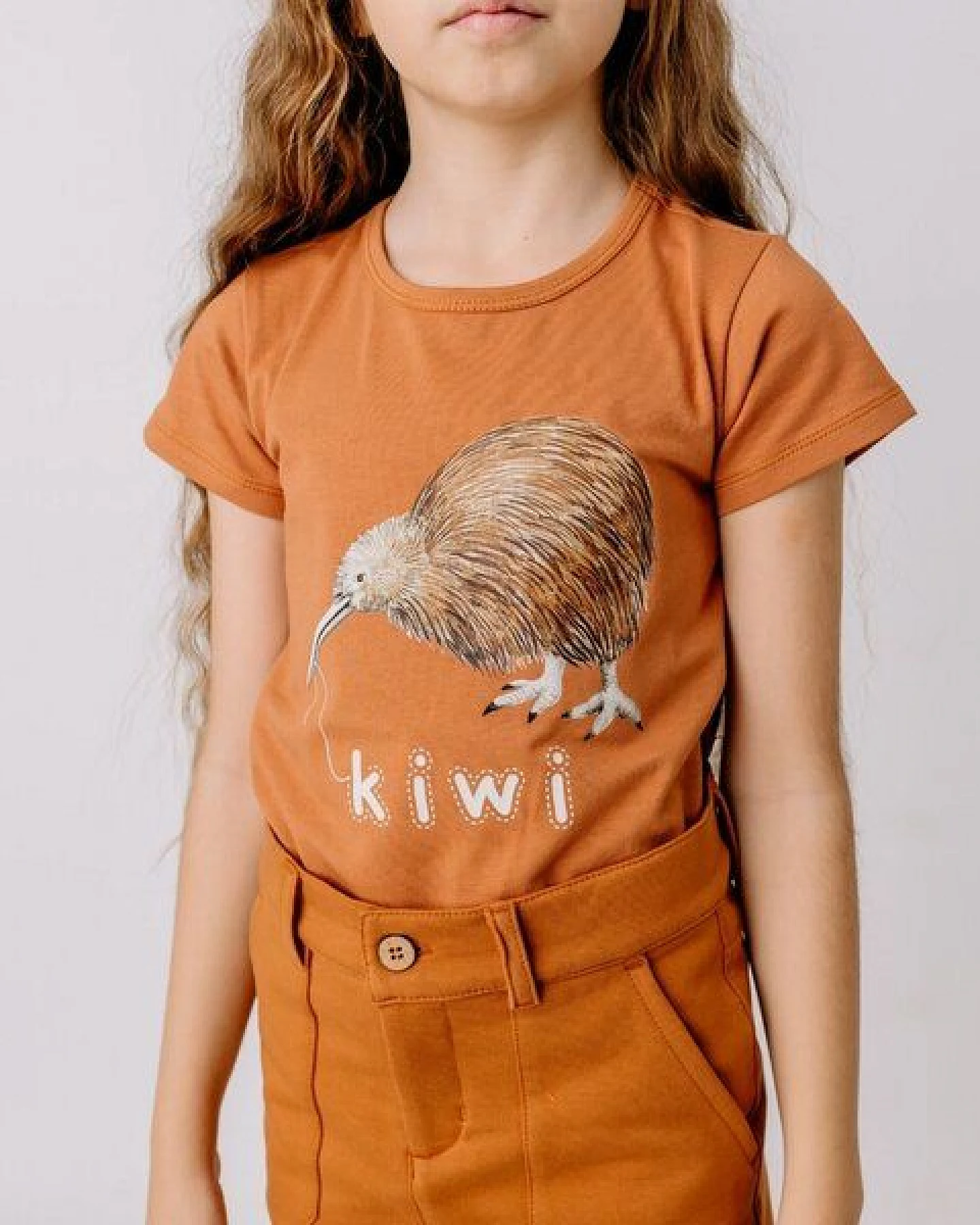 T-Shirt Karamell Kiwi-Print & Schriftzug Bio-Baumwolle GOTS Kurzarm – Walkiddy – Ansicht 2