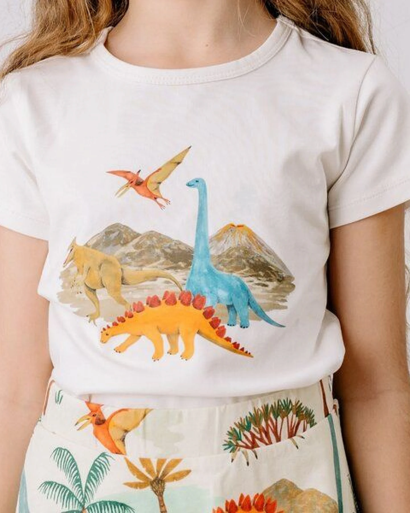 T-Shirt Creme Dinosaurier platzierter Print Bio-Baumwolle GOTS – Walkiddy – Ansicht 2