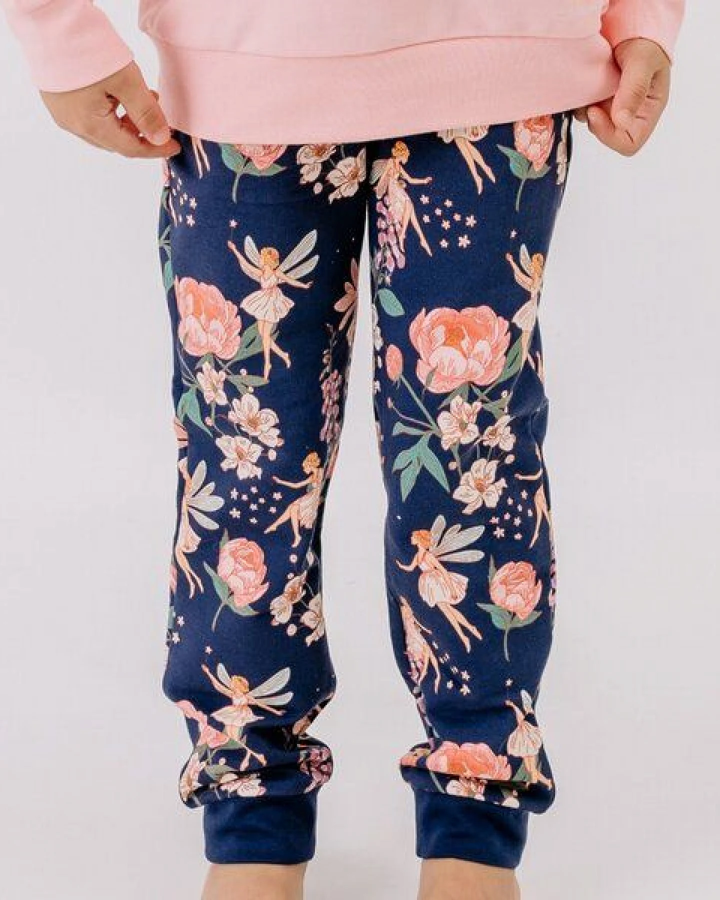 Jogginghose Dunkelblau Feen & Blumen Allover Bio-Baumwolle GOTS – Walkiddy – Ansicht 2