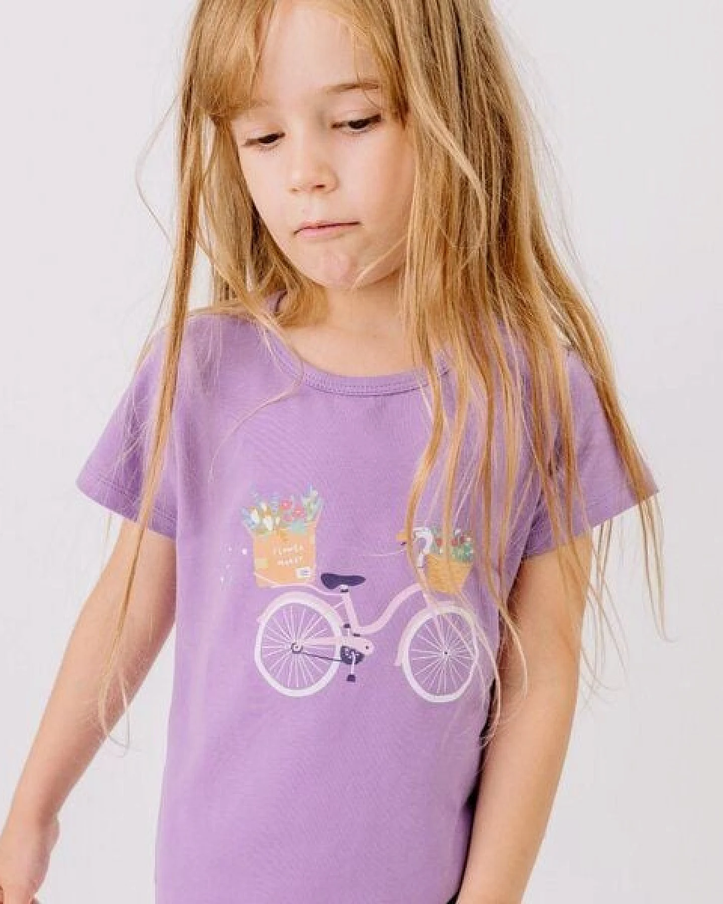 T-Shirt Lila Fahrrad & Blumen platzierter Print Bio-Baumwolle GOTS – Walkiddy – Ansicht 2