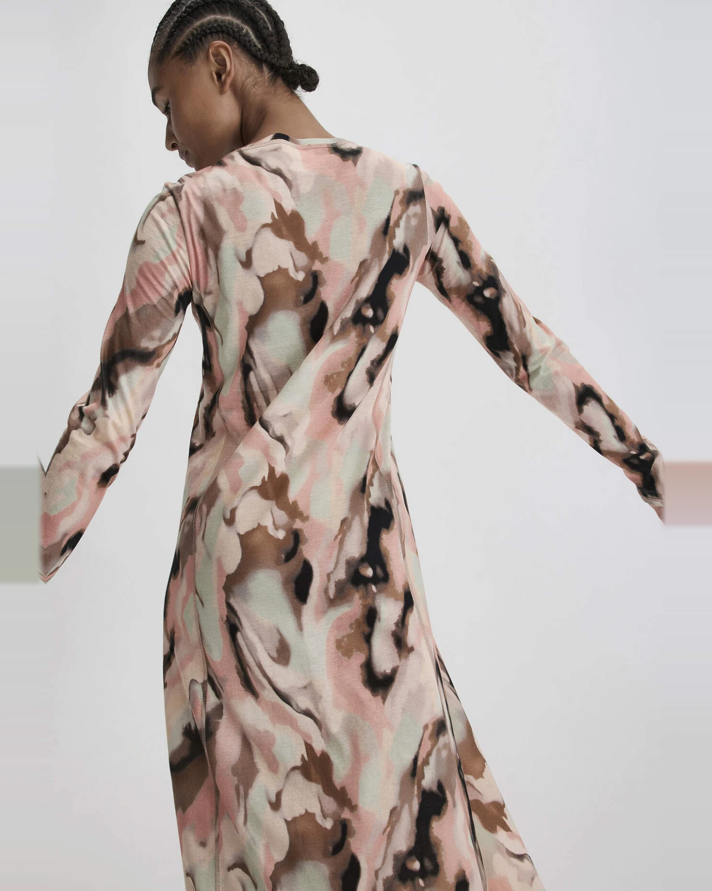 hessnatur Damen Print Premium Light Jersey Kleid Midi Slim aus Bio-Baumwolle - braun - Größe 34 – Ansicht 2