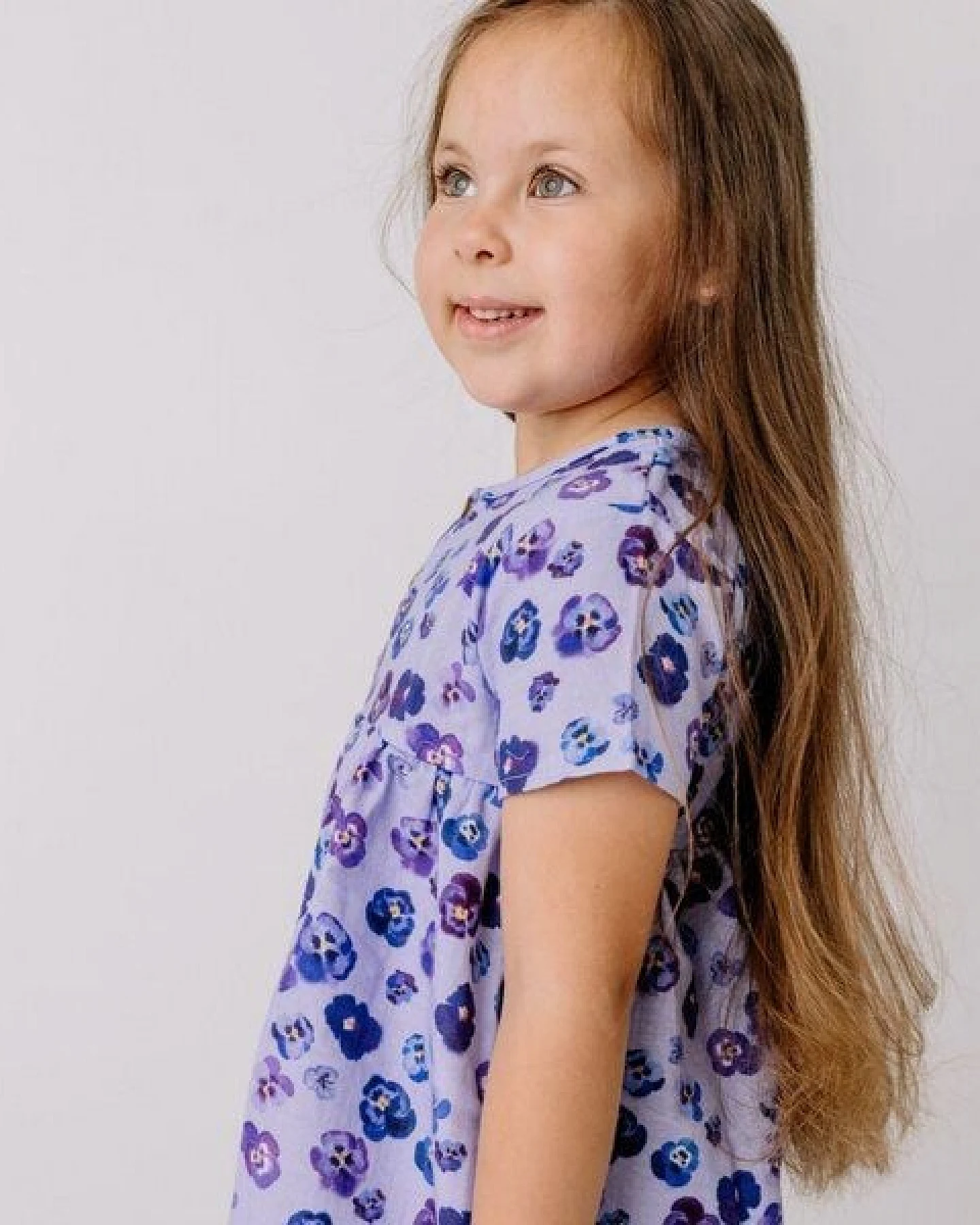 Sommerkleid Flieder Stiefmütterchen Allover Musselin Bio-Baumwolle GOTS – Walkiddy – Ansicht 4