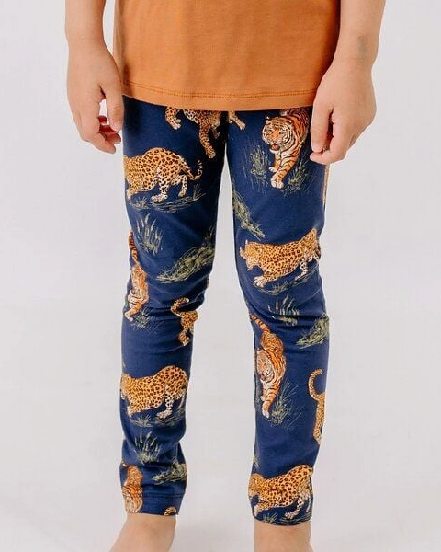 Leggings Dunkelblau Tiger & Leopard Allover Bio-Baumwolle GOTS elastisch – Walkiddy – Ansicht 2