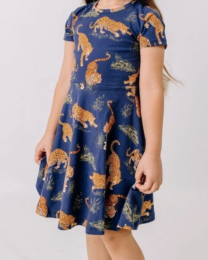 Sommerkleid Dunkelblau Tiger & Leopard Allover Bio-Baumwolle GOTS Kurzarm – Walkiddy