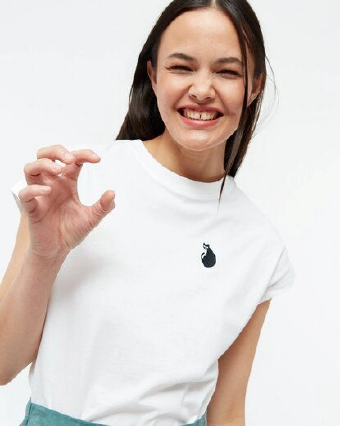 Givn Berlin T-Shirt GBLAILA (ANGRY CAT) aus Bio-Baumwolle mit Stickerei - White – Ansicht 3