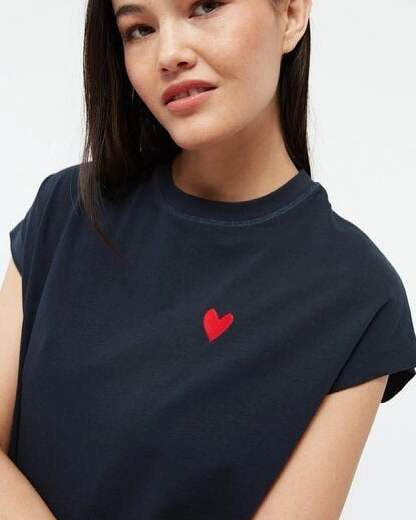 Givn Berlin T-Shirt GBLAILA (HEART) aus Bio-Baumwolle mit Stickerei – Ansicht 4