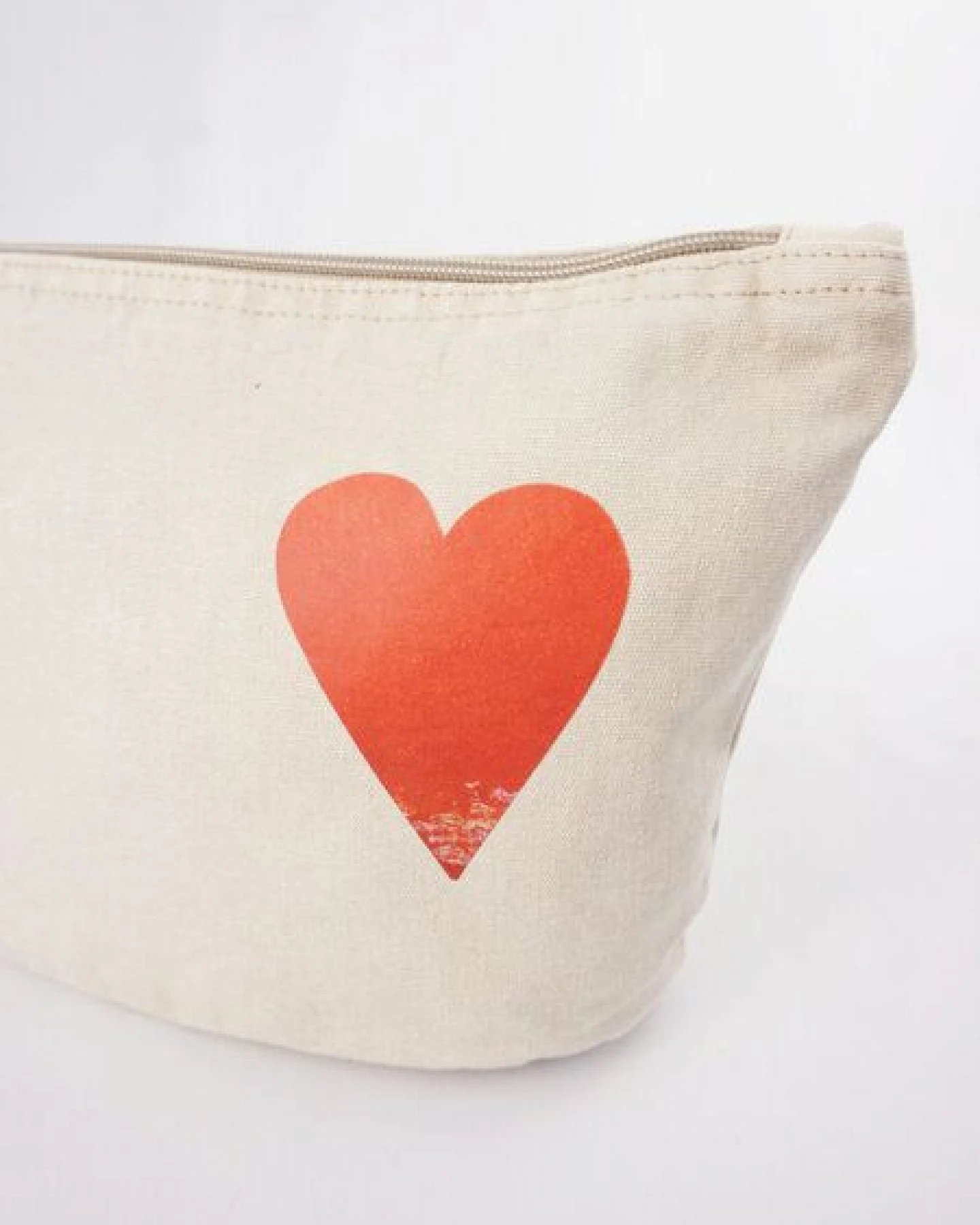 Meladi Vintage Accessoire-Tasche aus Biobaumwolle - Rotes Herz auf Natur-Weiß – Ansicht 2