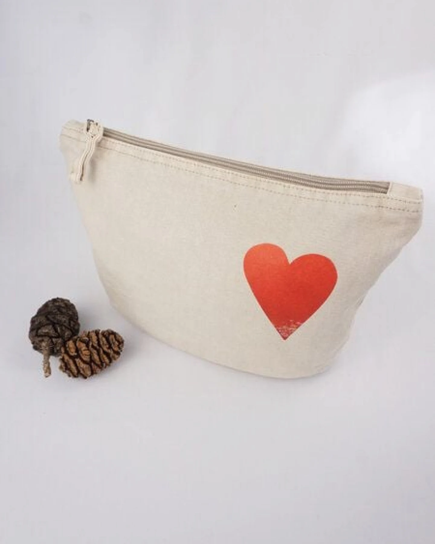 Meladi Vintage Accessoire-Tasche aus Biobaumwolle - Rotes Herz auf Natur-Weiß – Ansicht 3