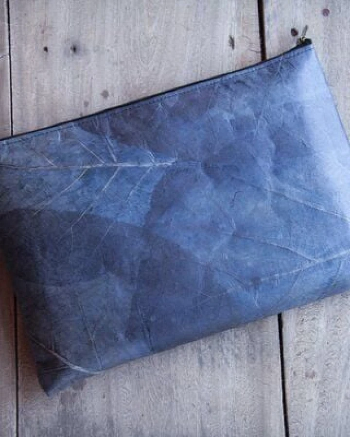 BY COPALA Gefütterte nachhaltige Laptop Hülle 13–14 Zoll aus Blattleder – Handgenähte vegane Laptoptasche, wasserabweisendes Laptop Case, Unikat für MacBook Air & Pro in Marineblau