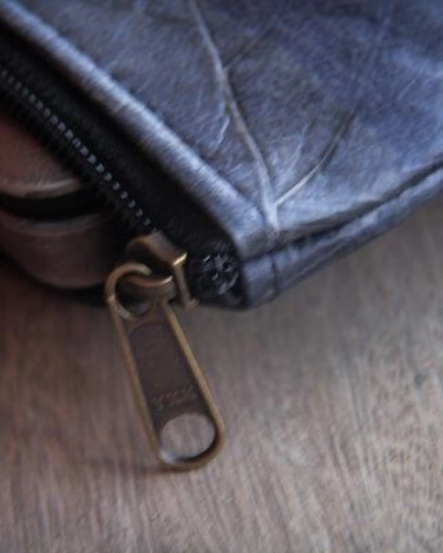 BY COPALA Gefütterte nachhaltige Laptop Hülle 13–14 Zoll aus Blattleder – Handgenähte vegane Laptoptasche, wasserabweisendes Laptop Case, Unikat für MacBook Air & Pro in Marineblau – Ansicht 2