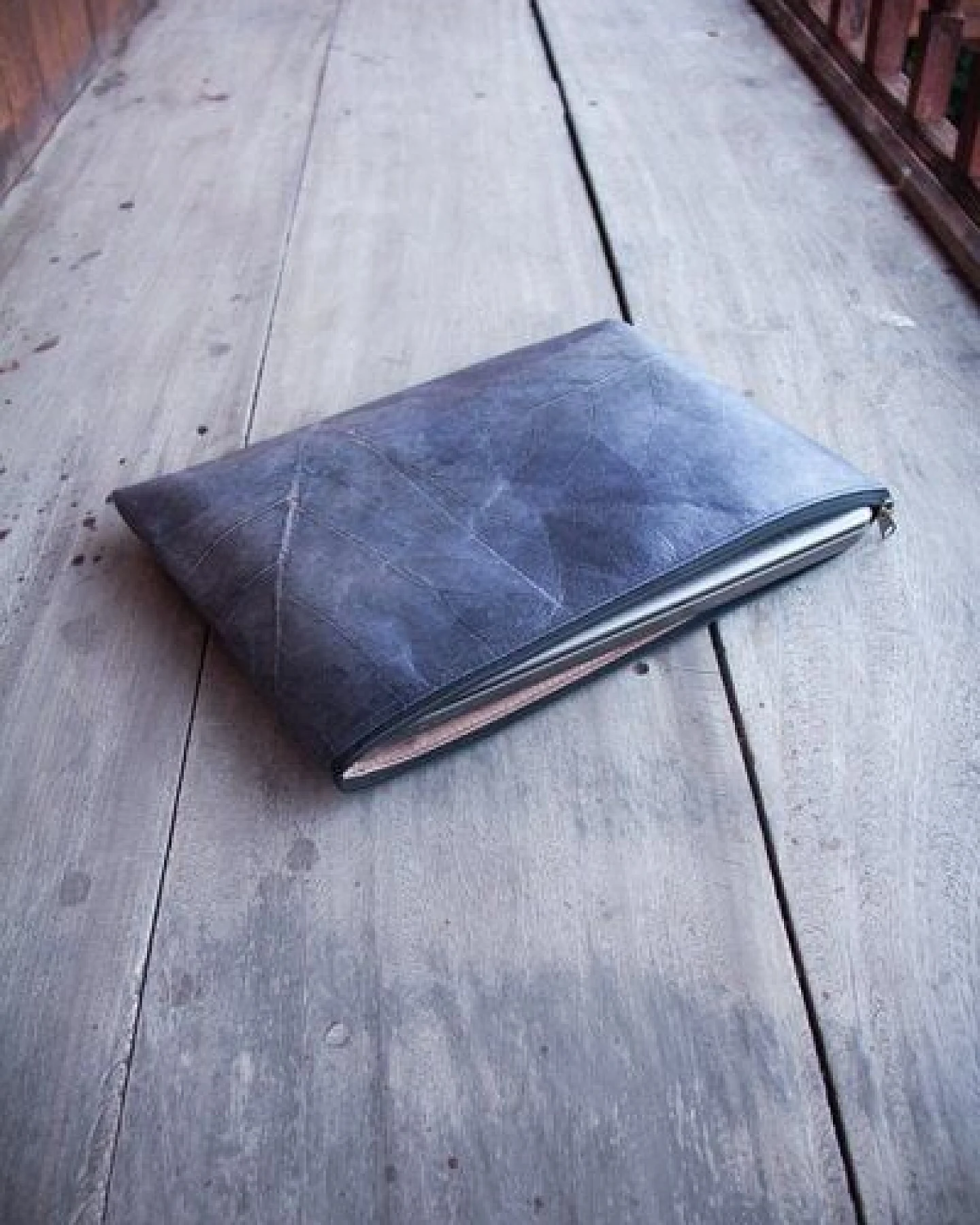 BY COPALA Gefütterte nachhaltige Laptop Hülle 13–14 Zoll aus Blattleder – Handgenähte vegane Laptoptasche, wasserabweisendes Laptop Case, Unikat für MacBook Air & Pro in Marineblau – Ansicht 4