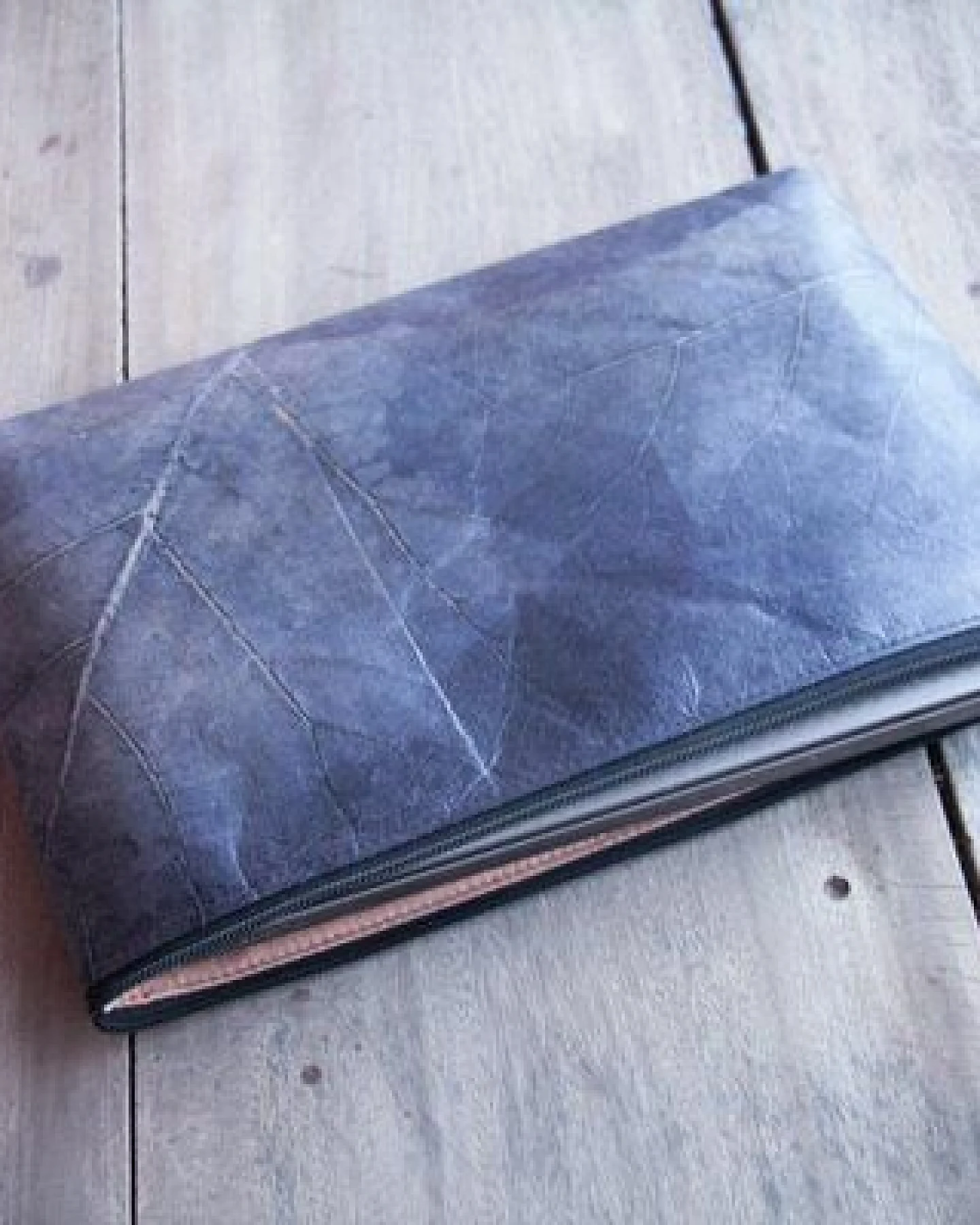 BY COPALA Gefütterte nachhaltige Laptop Hülle 13–14 Zoll aus Blattleder – Handgenähte vegane Laptoptasche, wasserabweisendes Laptop Case, Unikat für MacBook Air & Pro in Marineblau – Ansicht 3