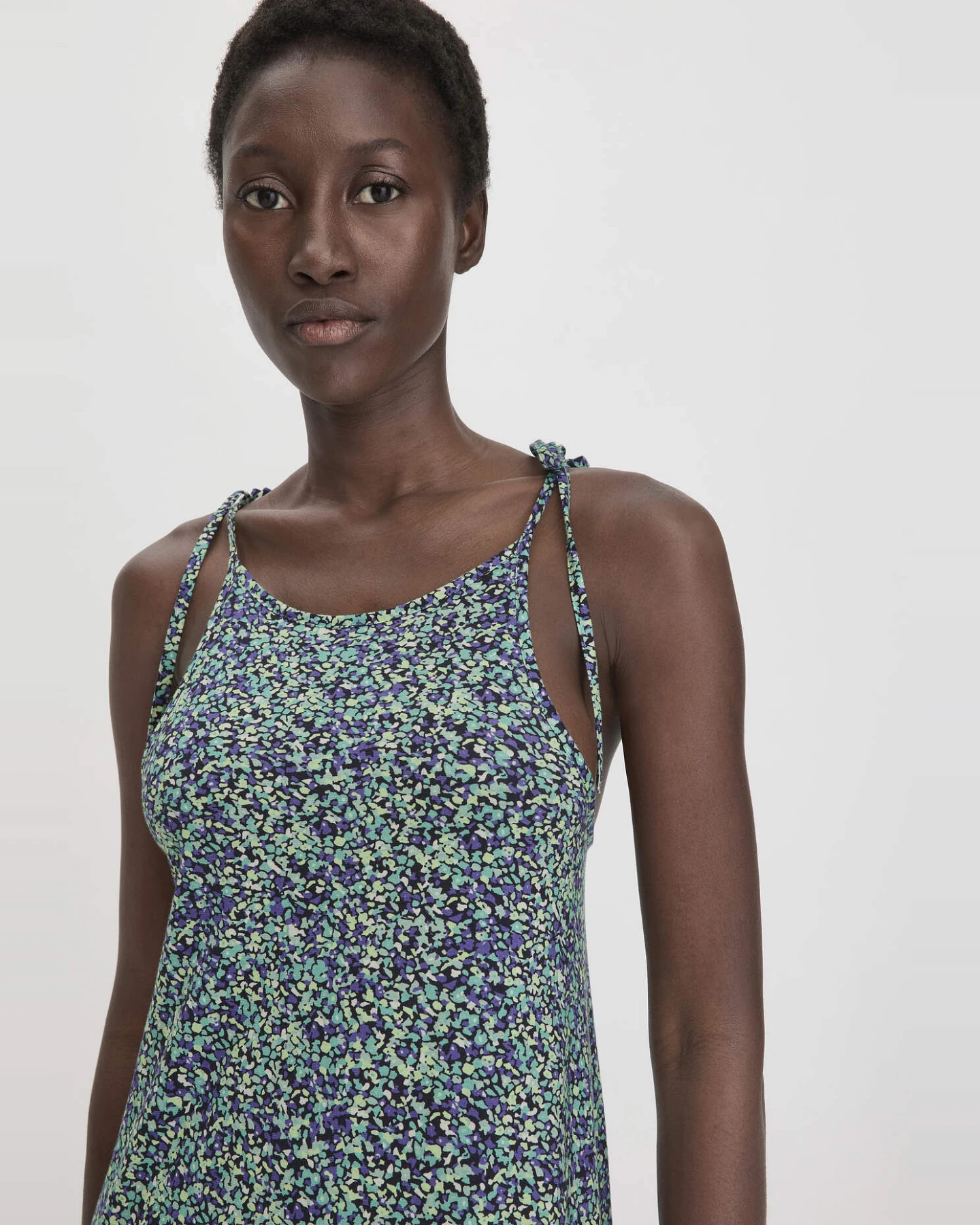 hessnatur Damen Print Jersey Kleid Midi Relaxed aus Bio-Baumwolle - grün - Größe 46 – Ansicht 3