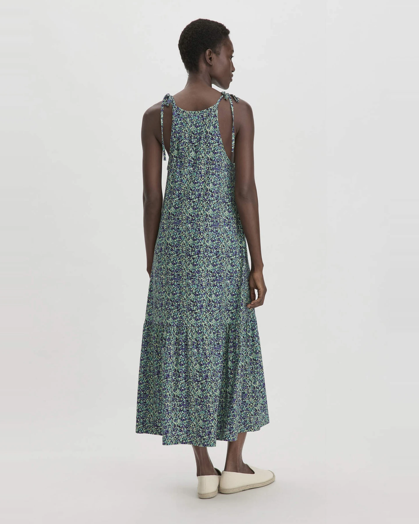 hessnatur Damen Print Jersey Kleid Midi Relaxed aus Bio-Baumwolle - grün - Größe 48 – Ansicht 2