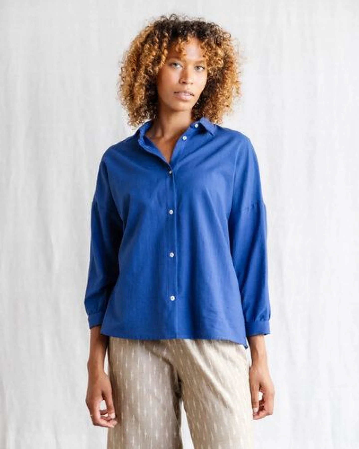 Jyoti - Fair Works Bio-Baumwoll Bluse Mayank Kobaltblau – Ansicht 2
