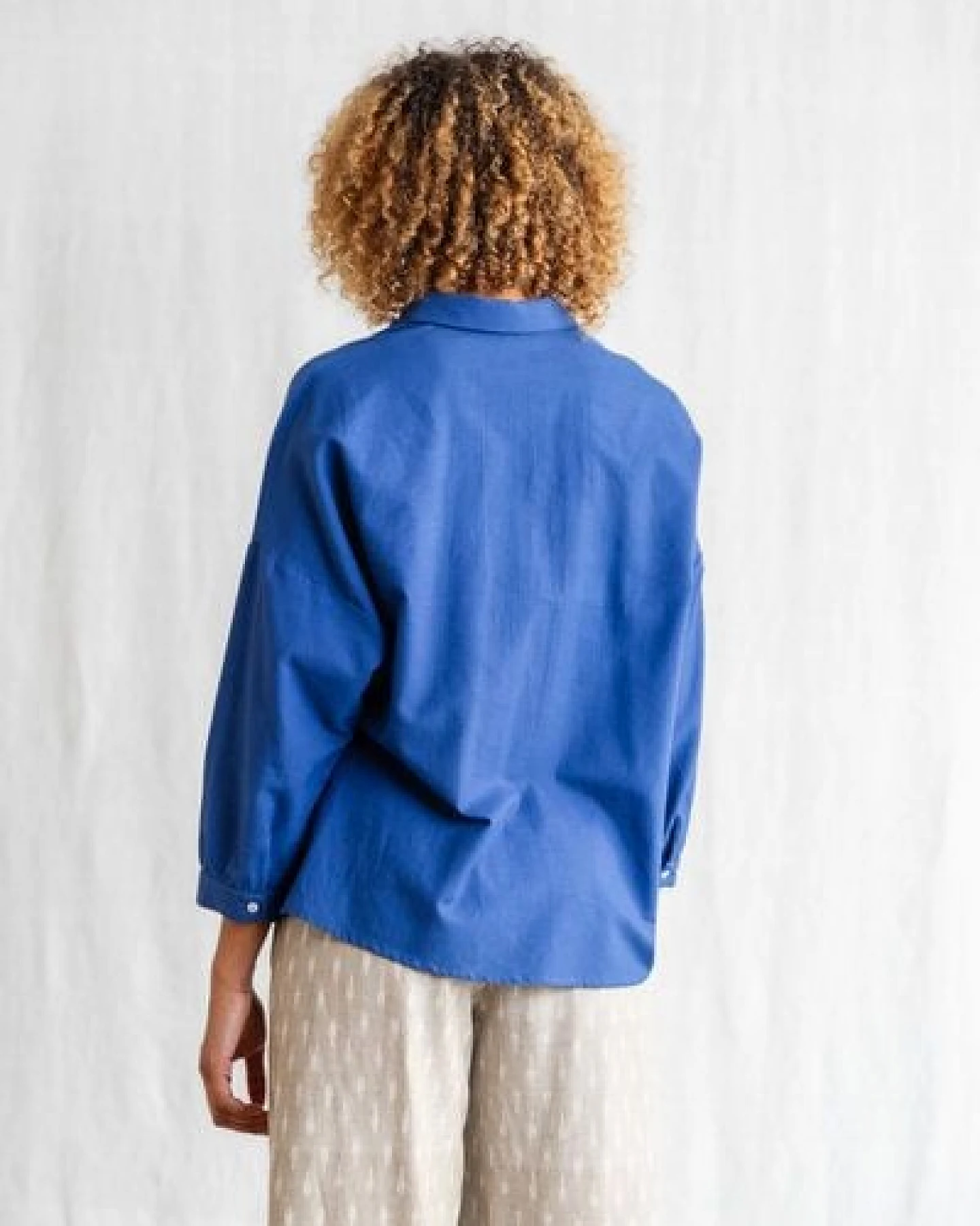 Jyoti - Fair Works Bio-Baumwoll Bluse Mayank Kobaltblau – Ansicht 4