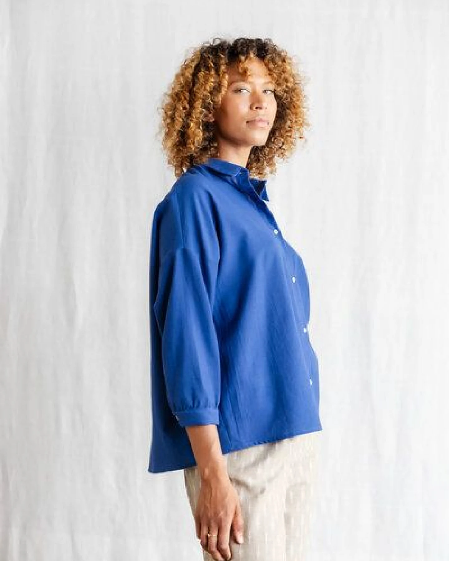 Jyoti - Fair Works Bio-Baumwoll Bluse Mayank Kobaltblau – Ansicht 3