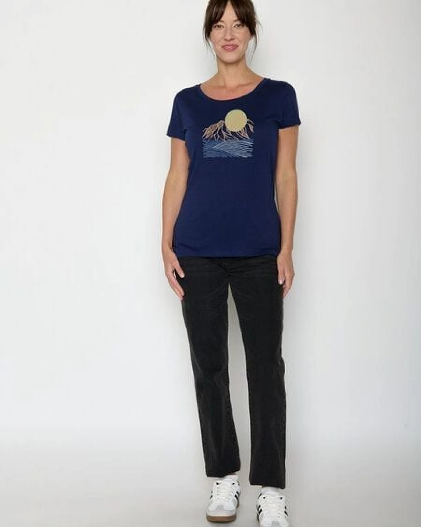 GREENBOMB Mountain Scenery Loves - Sportliches T-Shirt aus Bio-Baumwolle / hochwertiger Print / GOTS / Fair & Vegan – Ansicht 3