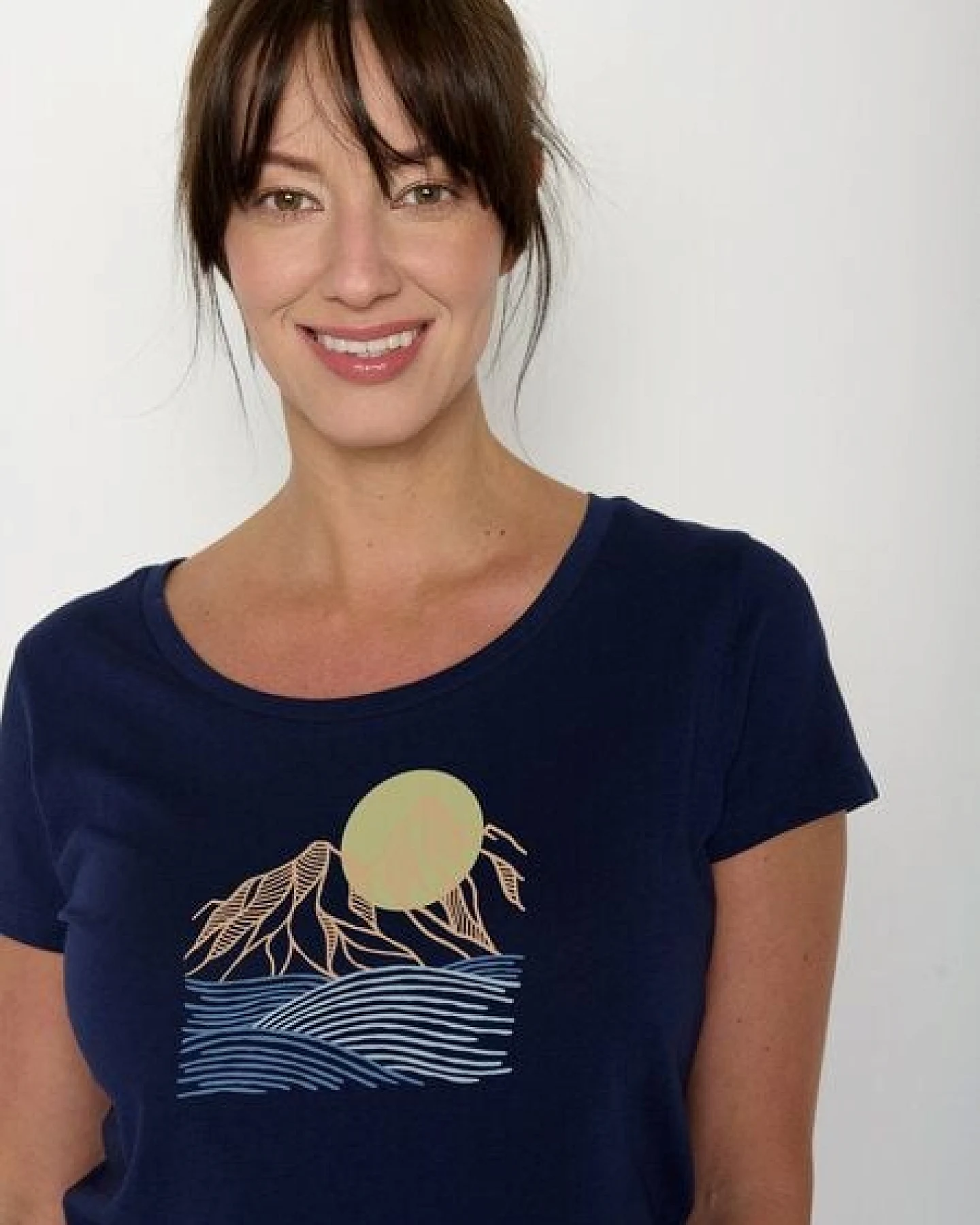 GREENBOMB Mountain Scenery Loves - Sportliches T-Shirt aus Bio-Baumwolle / hochwertiger Print / GOTS / Fair & Vegan – Ansicht 2