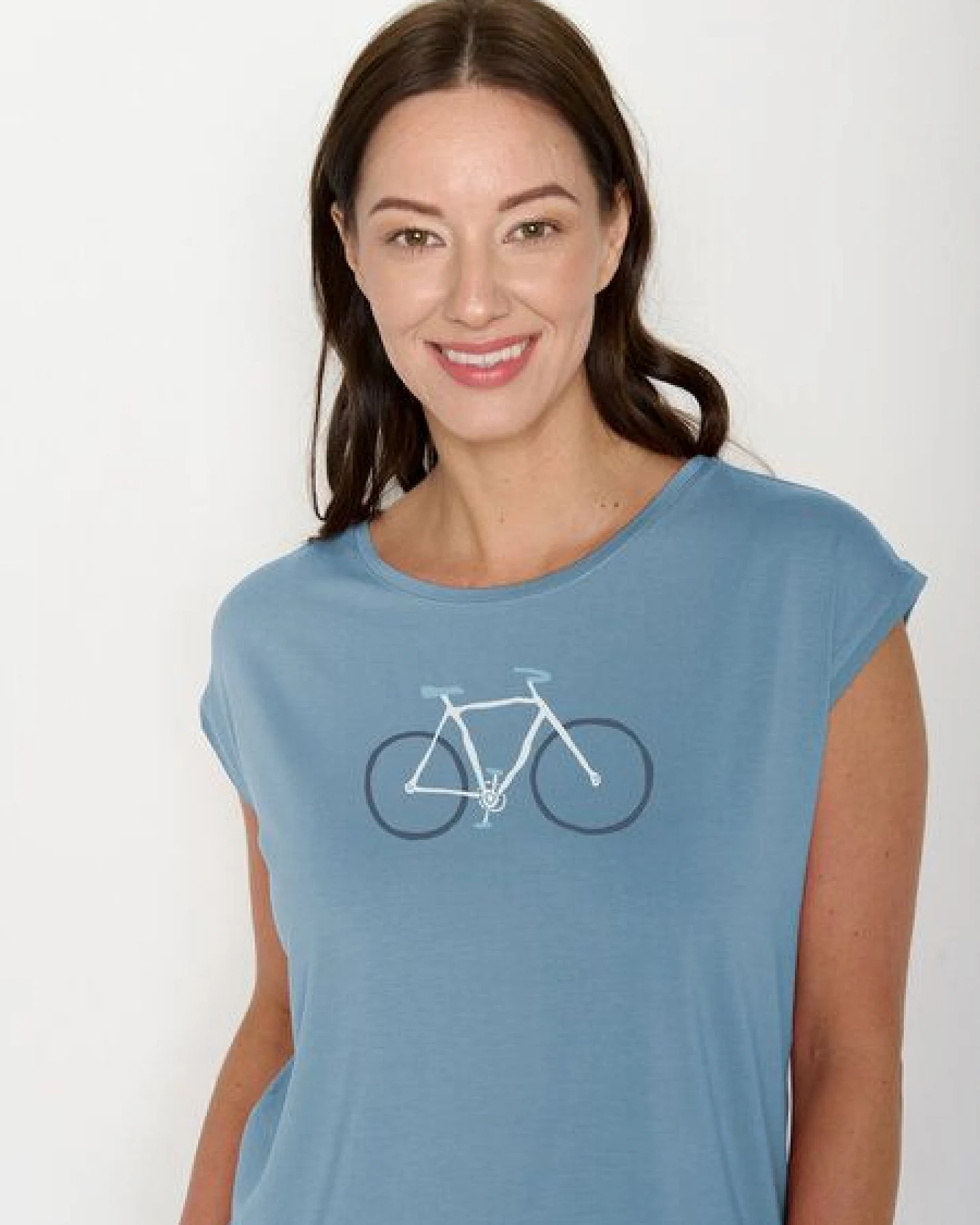 GREENBOMB Bike Handdrawn Timid - Lässiges Shirt aus LENZING TENCEL Mix / hochwertiger Print / Fair & Vegan – Ansicht 2