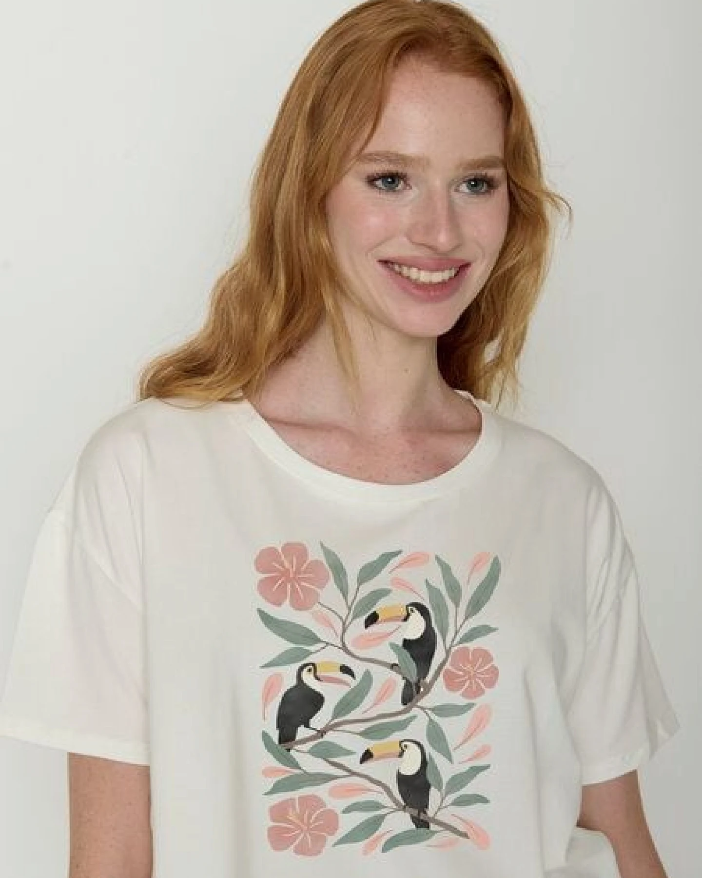 GREENBOMB Tucan Flower Feel - Lässiges T-Shirt aus Bio-Baumwoll-Mix / hochwertiger Print / GOTS / Fair & Vegan – Ansicht 2