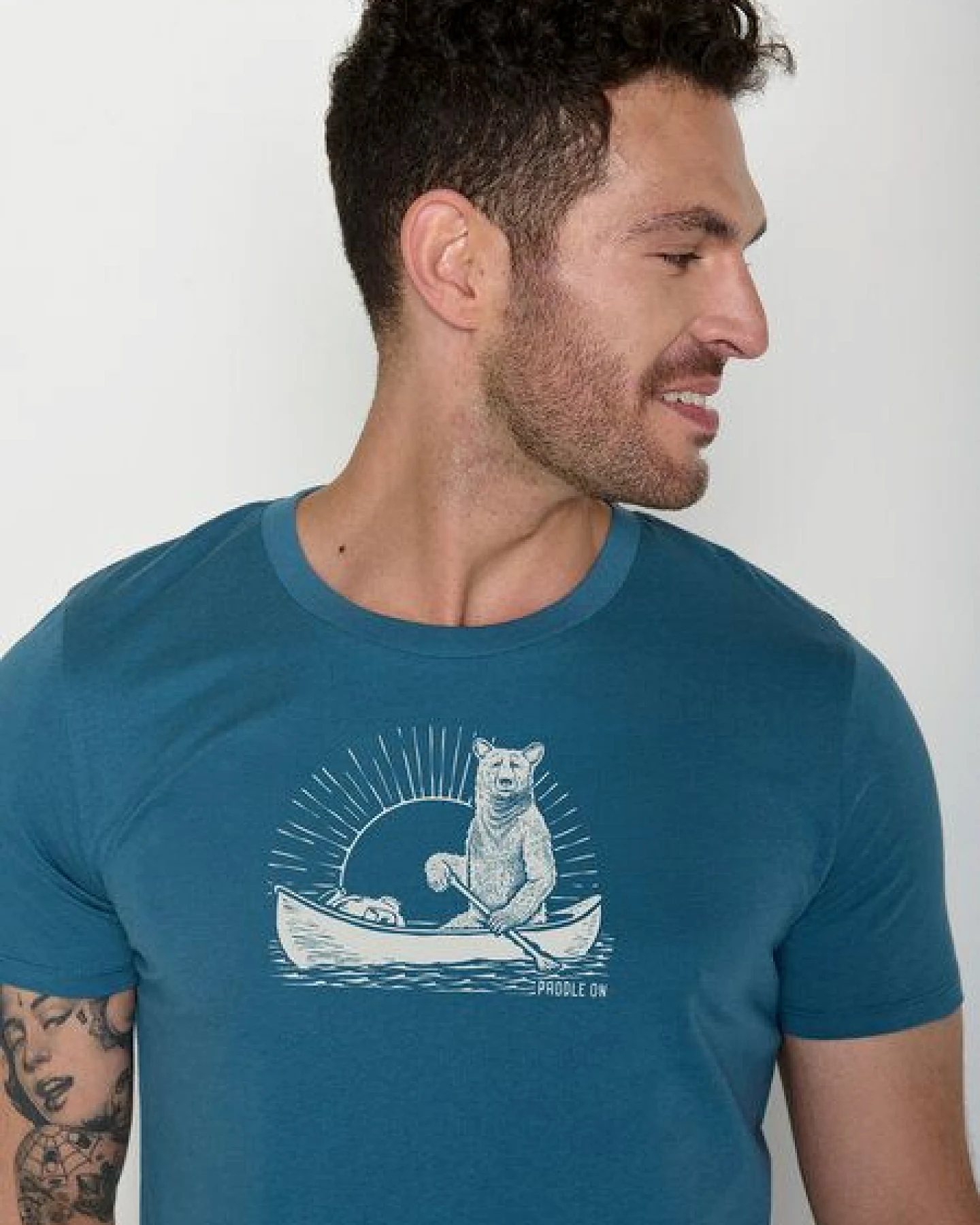 GREENBOMB Bear Canoe Guide - Sportliches T-Shirt aus Bio-Baumwolle / hochwertiger Print / GOTS / Fair & Vegan – Ansicht 2