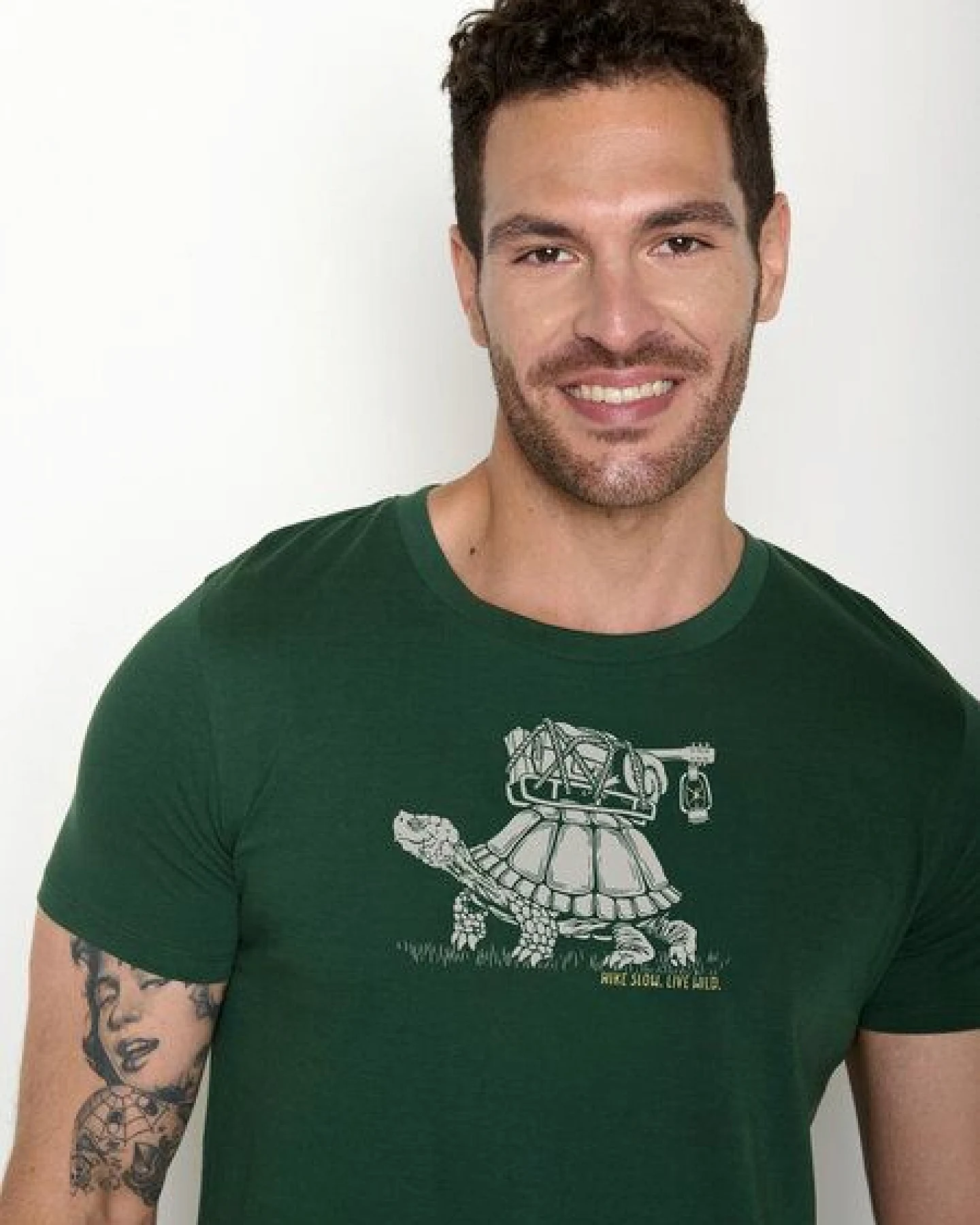 GREENBOMB Turtle Walk Guide - Sportliches T-Shirt aus Bio-Baumwolle / hochwertiger Print / GOTS / Fair & Vegan – Ansicht 2